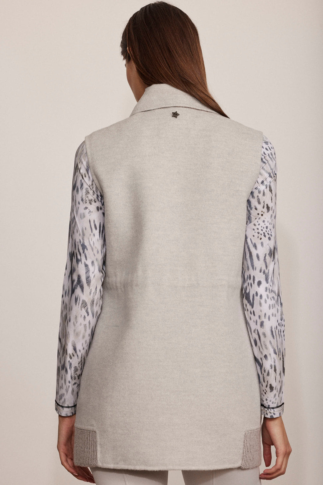 ווסט דו צדדי עם צווארון וחגורת מותןהרכב: 78% צמר וירג'ין, 20% אנגורה, 1% פוליאסטר, 1% ויסקוזההדוגמנית בגובה 1.80 ולובשת מידה 42 איטלקית