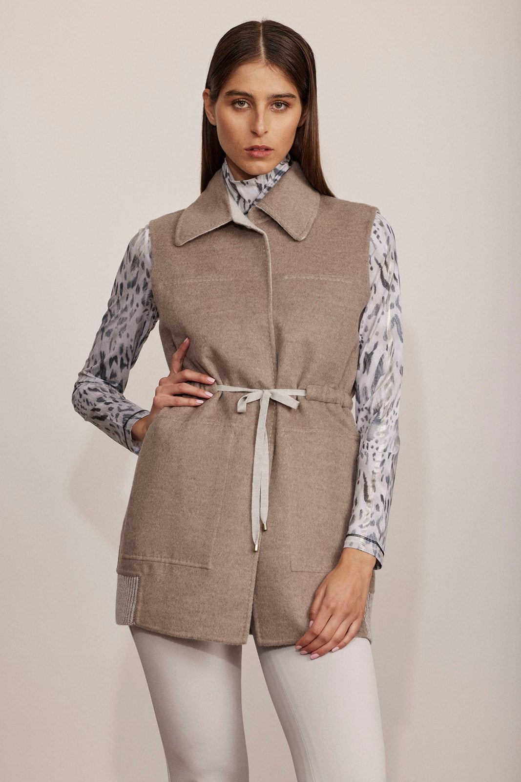 ווסט דו צדדי עם צווארון וחגורת מותןהרכב: 78% צמר וירג'ין, 20% אנגורה, 1% פוליאסטר, 1% ויסקוזההדוגמנית בגובה 1.80 ולובשת מידה 42 איטלקית