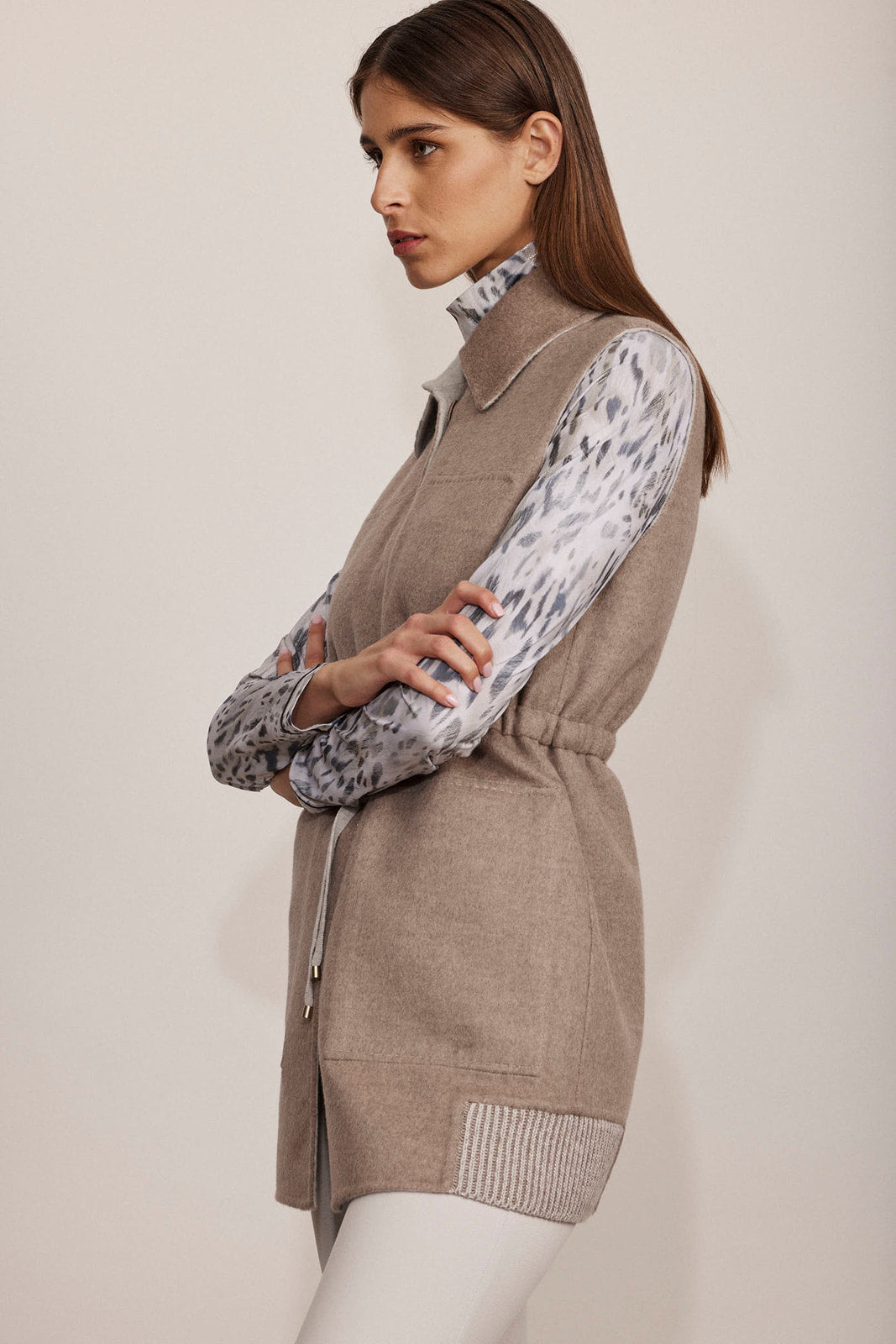 ווסט דו צדדי עם צווארון וחגורת מותןהרכב: 78% צמר וירג'ין, 20% אנגורה, 1% פוליאסטר, 1% ויסקוזההדוגמנית בגובה 1.80 ולובשת מידה 42 איטלקית