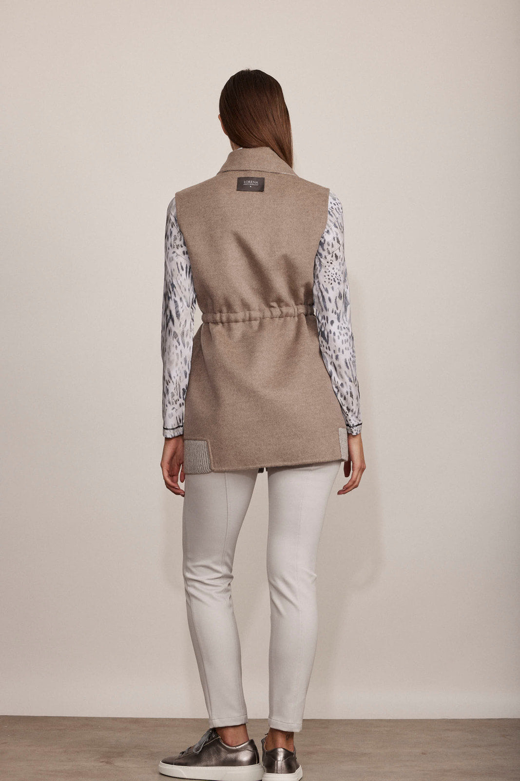 ווסט דו צדדי עם צווארון וחגורת מותןהרכב: 78% צמר וירג'ין, 20% אנגורה, 1% פוליאסטר, 1% ויסקוזההדוגמנית בגובה 1.80 ולובשת מידה 42 איטלקית