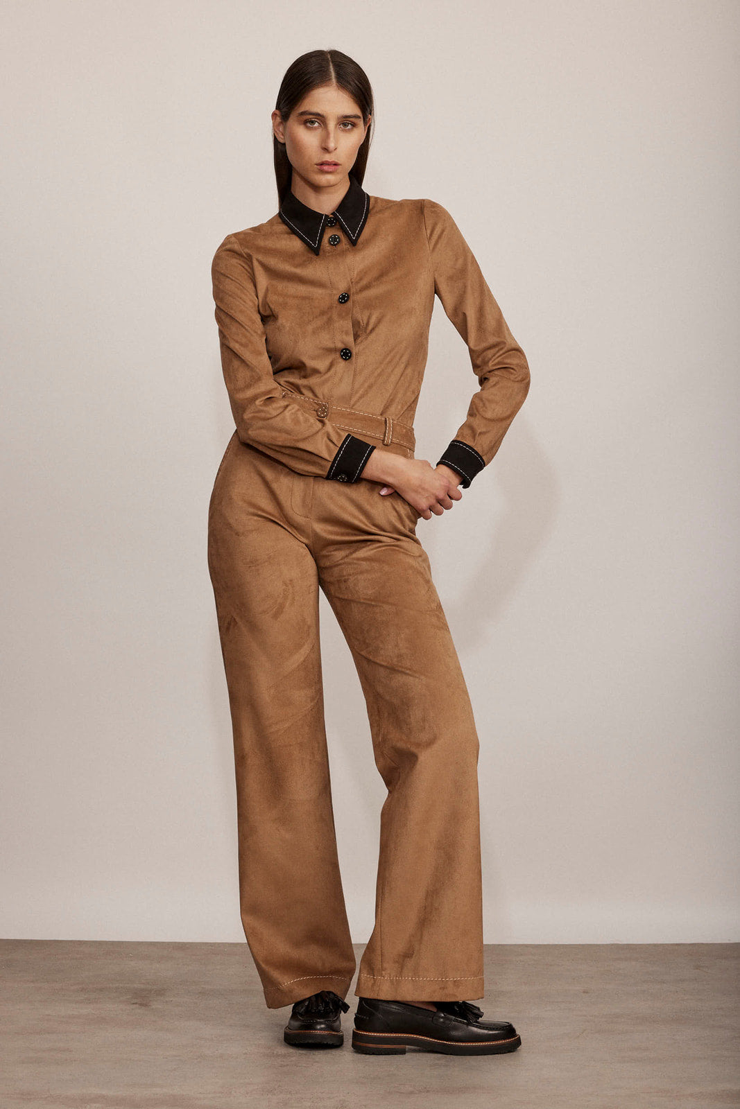מכנסיים מחוייטים מקולקציית Boutique MOSCHINO הרכב: 60% אצטט, 40% קופרו; בד משני: 90% פוליאסטר, 10% אלסטודיאןהדוגמנית בגובה 1.80 ולובשת מידה 40 איטלקית