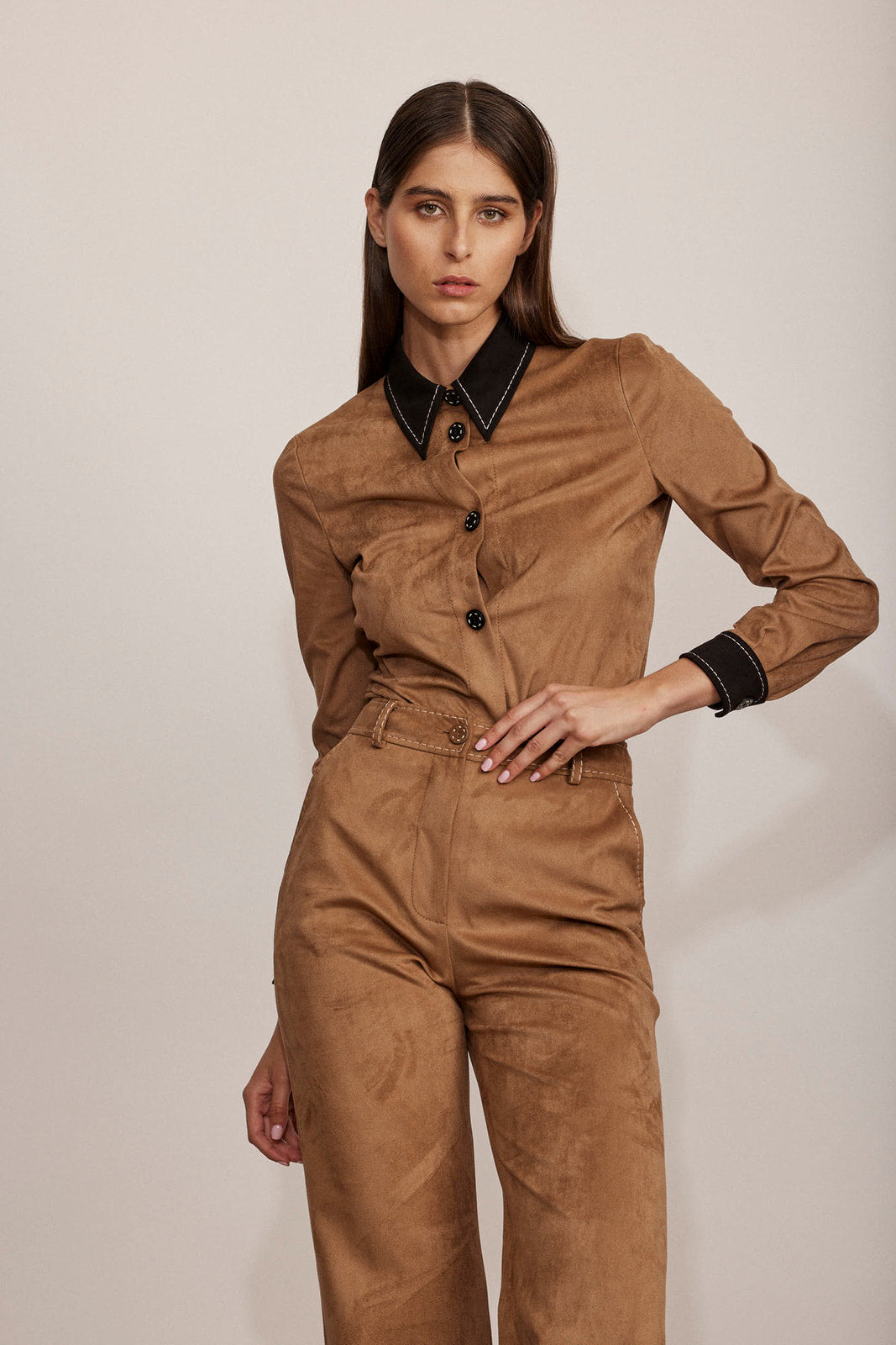 מכנסיים מחוייטים מקולקציית Boutique MOSCHINO הרכב: 60% אצטט, 40% קופרו; בד משני: 90% פוליאסטר, 10% אלסטודיאןהדוגמנית בגובה 1.80 ולובשת מידה 40 איטלקית