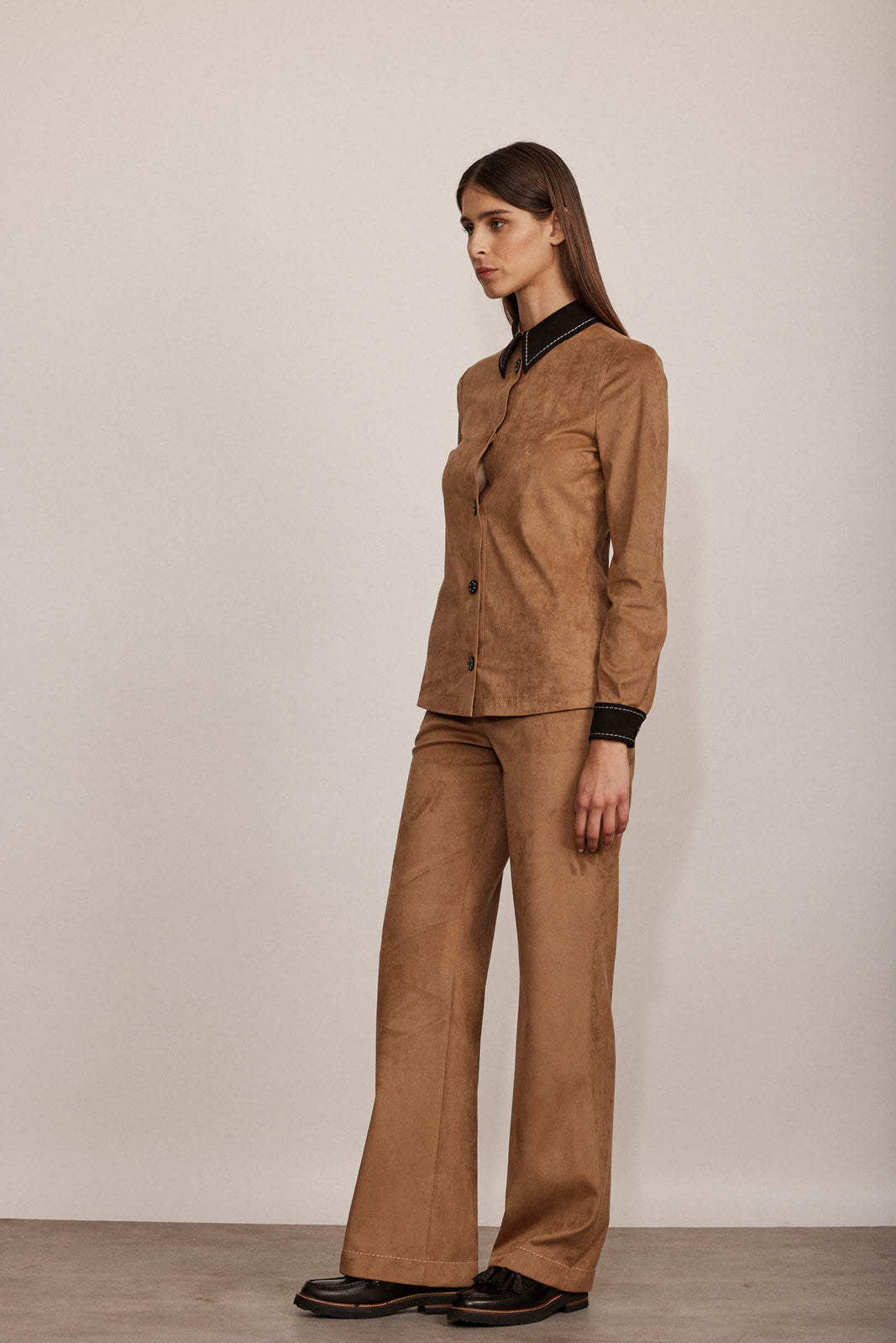 חולצת זמש מכופתרת מקולקציית Boutique MOSCHINO במראה מחוייט הרכב: 90% פוליאסטר, 10% אלסטןהדוגמנית בגובה 1.80 ולובשת מידה 40 איטלקית