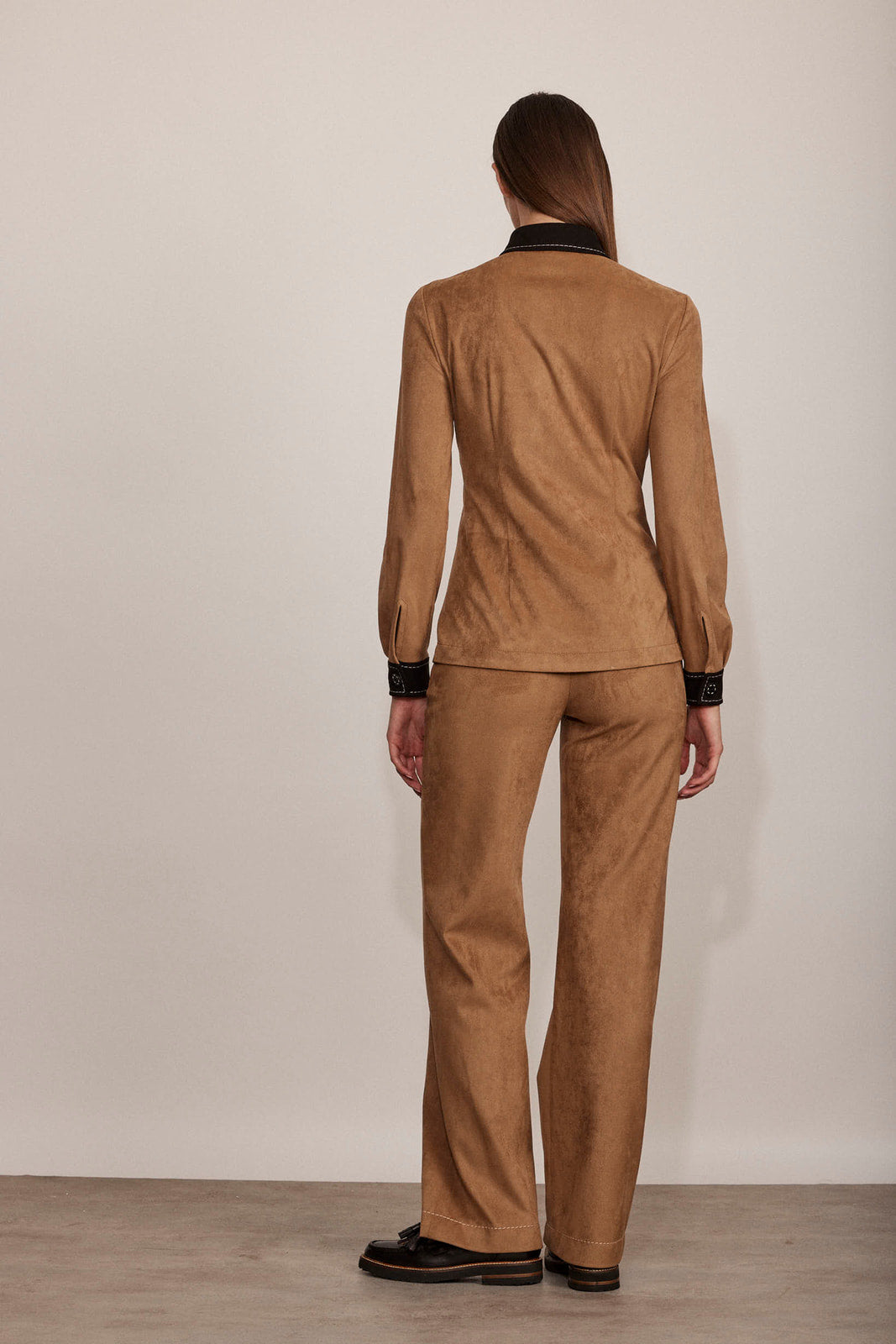 מכנסיים מחוייטים מקולקציית Boutique MOSCHINO הרכב: 60% אצטט, 40% קופרו; בד משני: 90% פוליאסטר, 10% אלסטודיאןהדוגמנית בגובה 1.80 ולובשת מידה 40 איטלקית