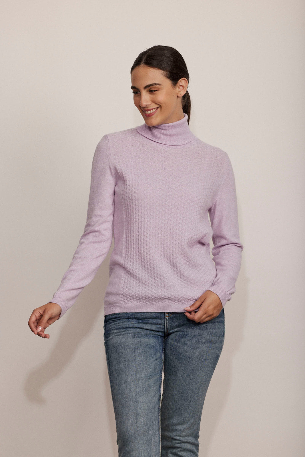 סריג גולף בגזרה רפויההרכב: 35% פוליאמיד, 30% צמר, 30% ויסקוזה, 5% קשמירהדוגמנית בגובה 1.75 ולובשת מידה 42 איטלקית