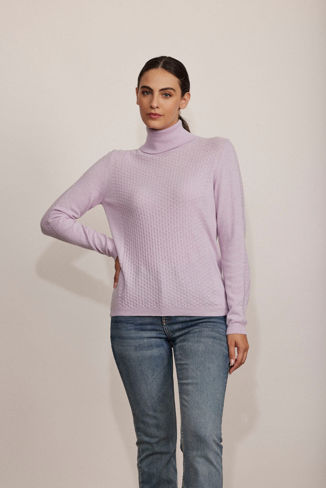 סריג גולף בגזרה רפויההרכב: 35% פוליאמיד, 30% צמר, 30% ויסקוזה, 5% קשמירהדוגמנית בגובה 1.75 ולובשת מידה 42 איטלקית