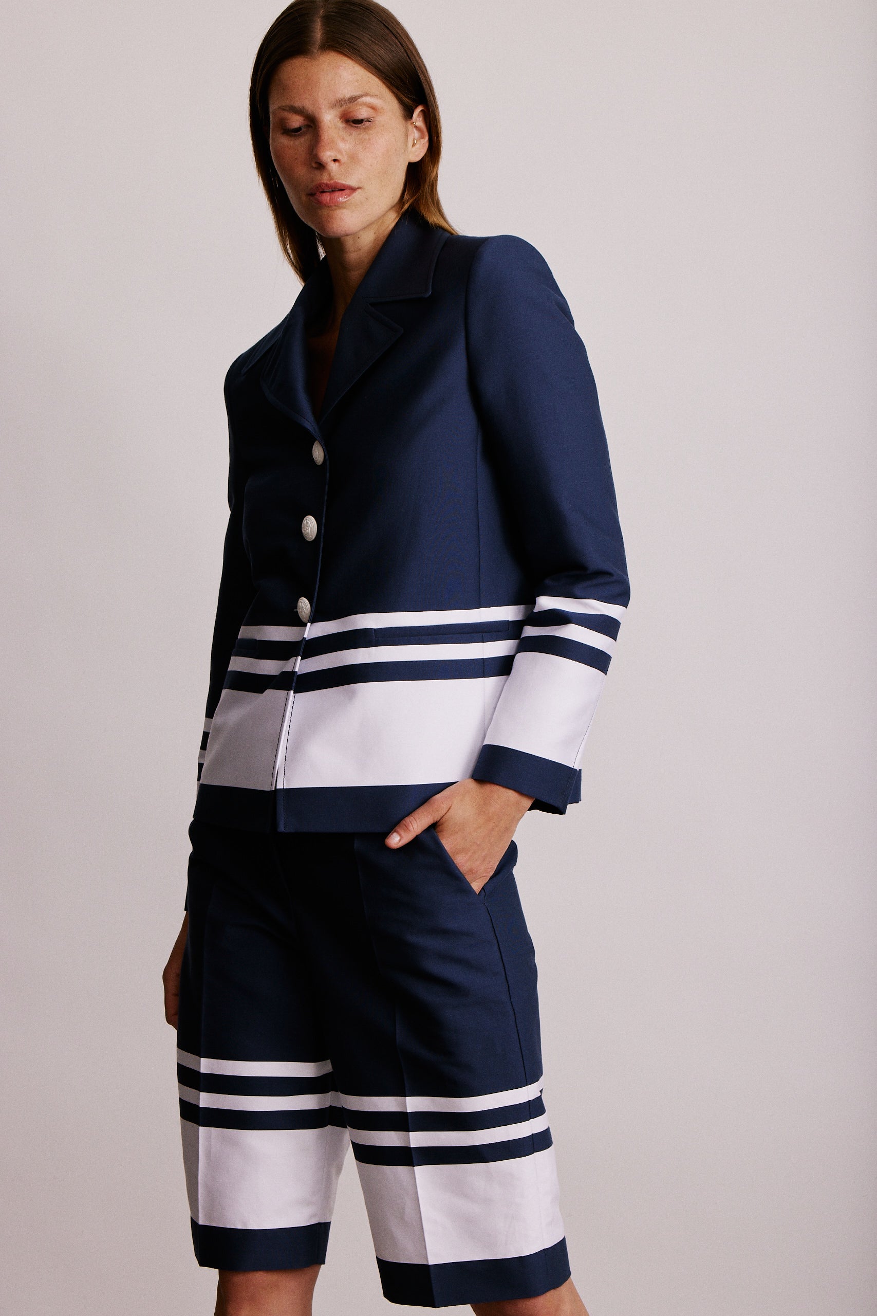 מכנסי ברמודה מחוייטים מקולקציית Boutique MOSCHINO הרכב: 92% כותנה, 8% פוליאמידהדוגמנית בגובה 1.80 ולובשת מידה 40 איטלקית