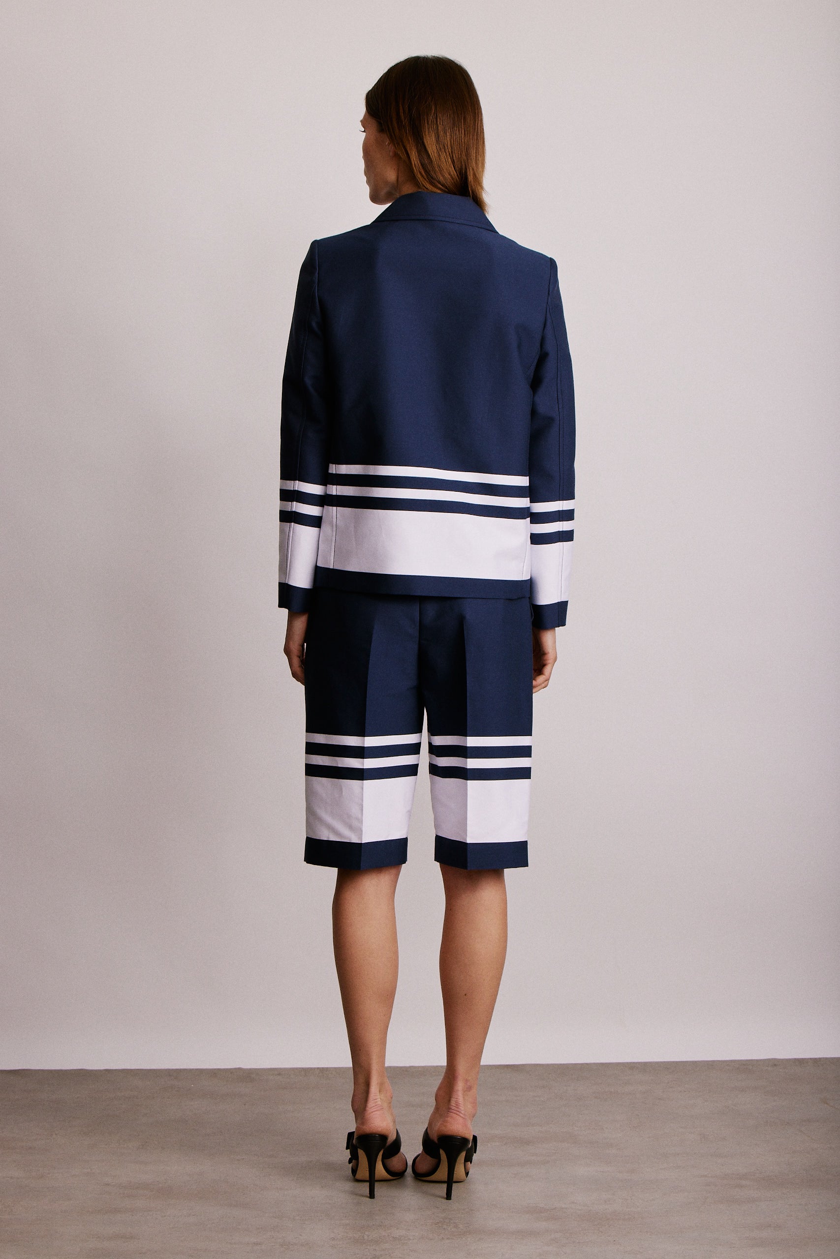 מכנסי ברמודה מחוייטים מקולקציית Boutique MOSCHINO הרכב: 92% כותנה, 8% פוליאמידהדוגמנית בגובה 1.80 ולובשת מידה 40 איטלקית