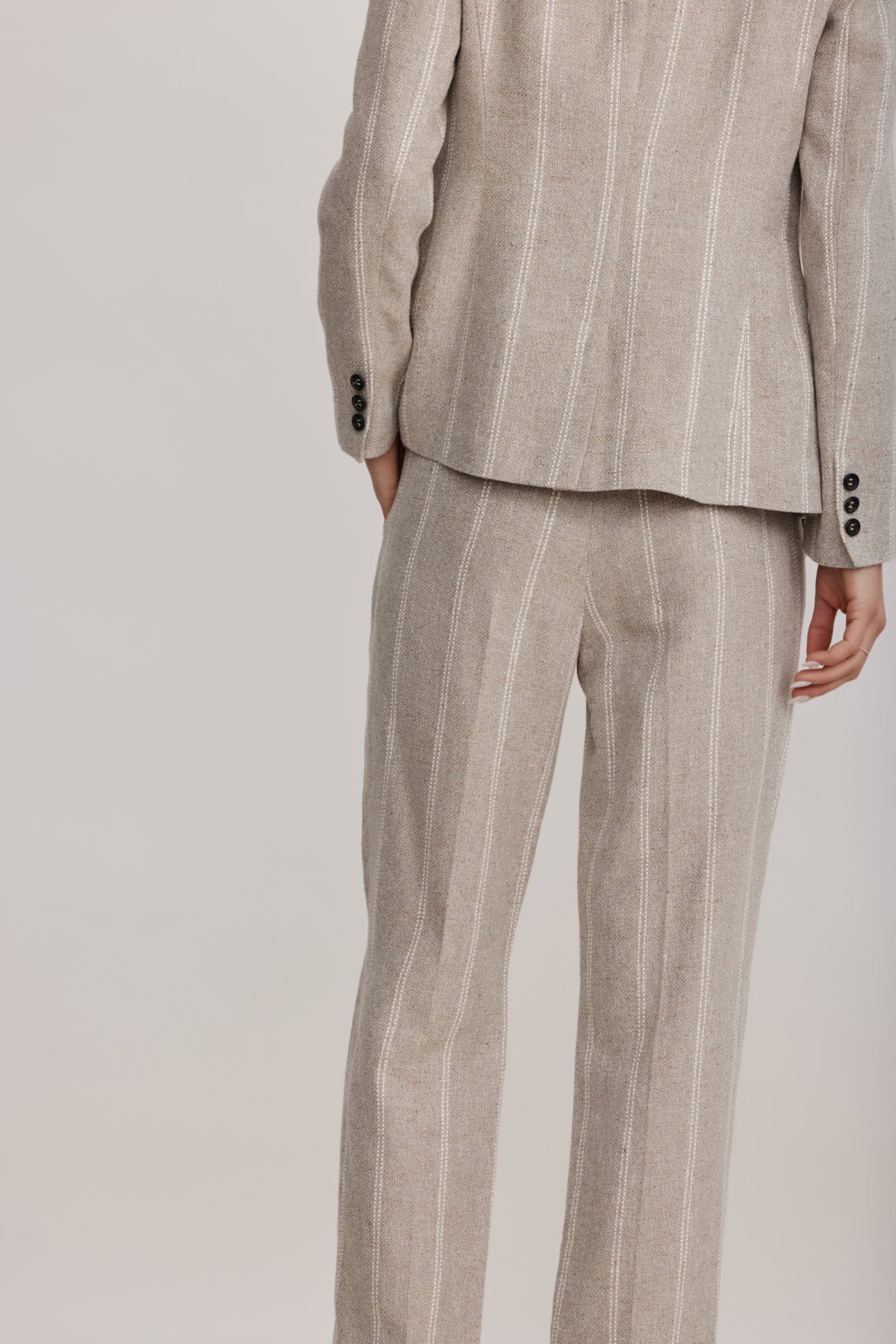 מכנסיים מחוייטים עם הדפס פסיםהרכב: 43% פשתן, 21% משי, 21% צמר, 15% כותנההדוגמנית בגובה 1.80 ולובשת מידה 40 איטלקית