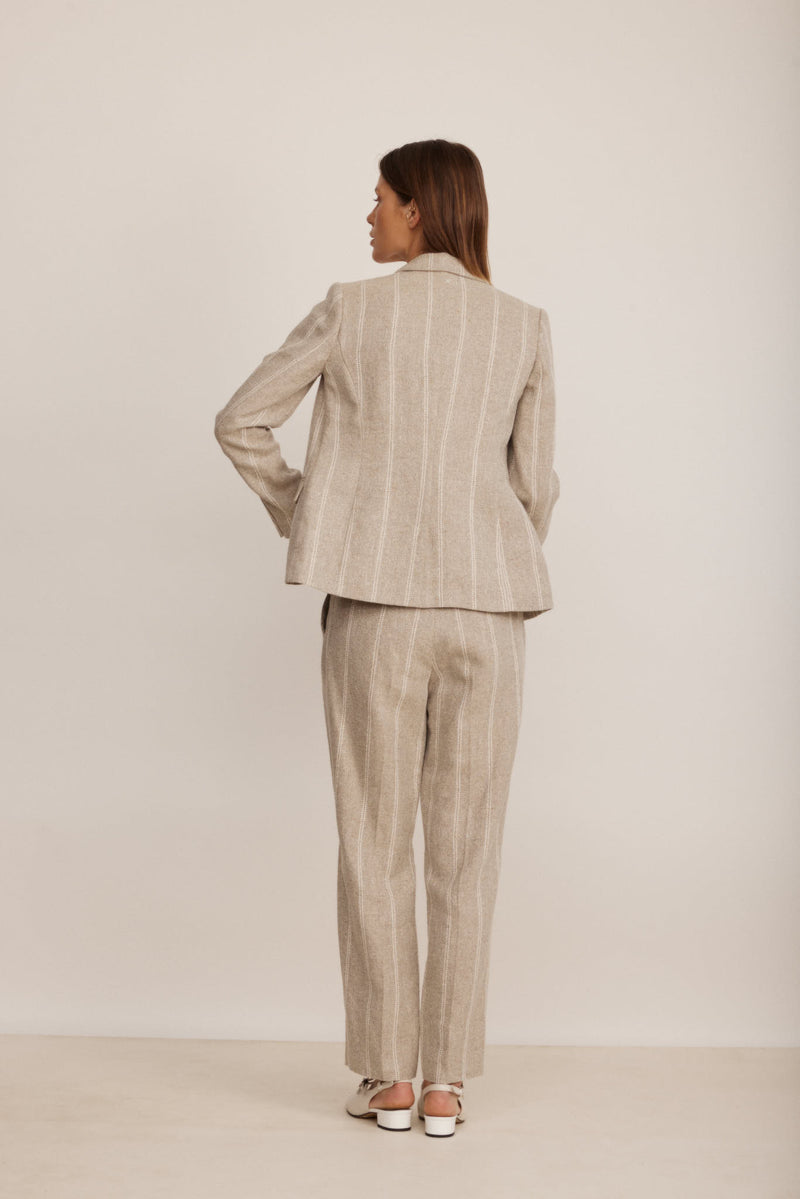 מכנסיים מחוייטים משילוב בדים בצבע חאקי עם פסים לבנים דקים רגל ישרה