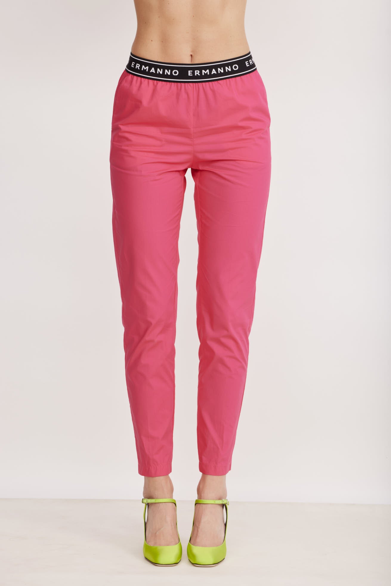 מכנסי כותנה בגזרת סלים פיט עם רצועת גומי מונוגרם במותןהרכב: 100% כותנה; בד משני: 65% פוליאמיד, 18% פוליאסטר, 17% אלסטןהדוגמנית בגובה 1.80 ולובשת מידה 42 איטלקית