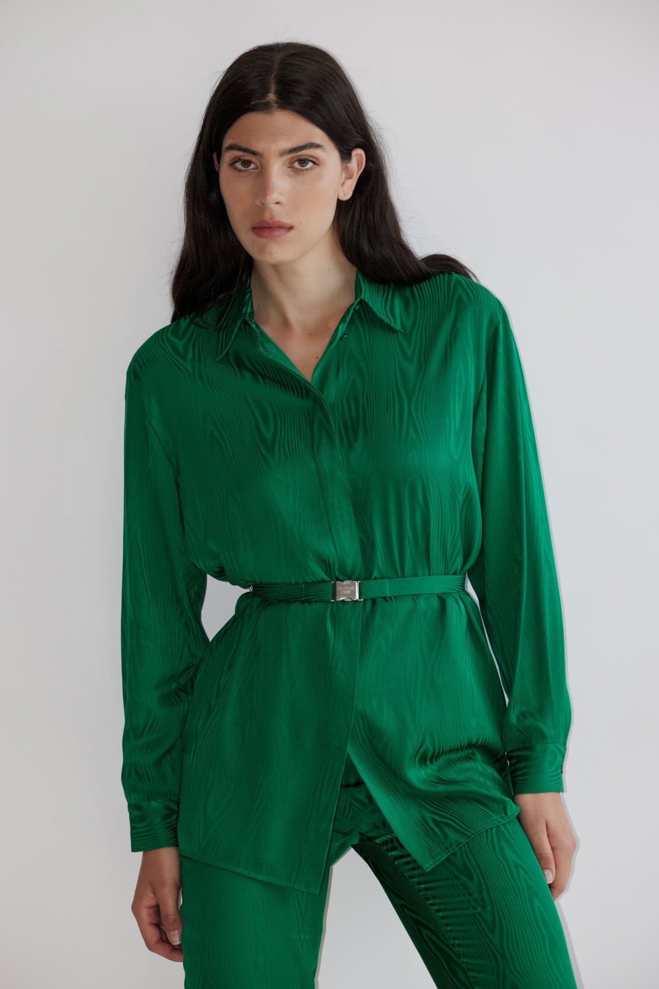 חולצת סאטן מקולקציית Boutique MOSCHINO  עם כפתורים נסתרים וחגורת מותןהרכב: 100% ויסקוזההדוגמנית בגובה 1.80 ולובשת מידה 40 איטלקית