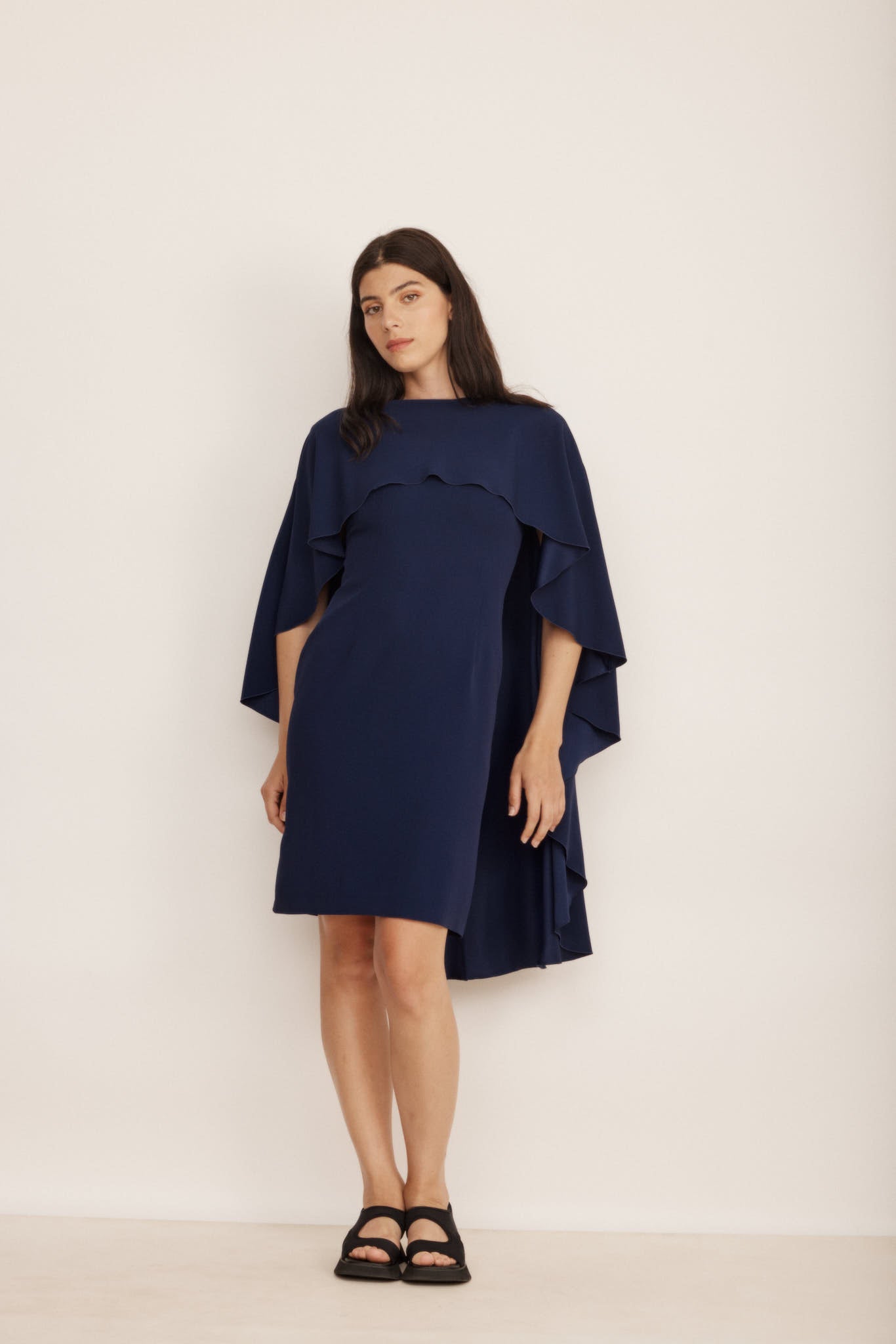 שמלת שכמייה באורך מיני הרכב: 67% אצטט, 33% ויסקוזההדוגמנית בגובה 1.80 ולובשת מידה 42 איטלקית