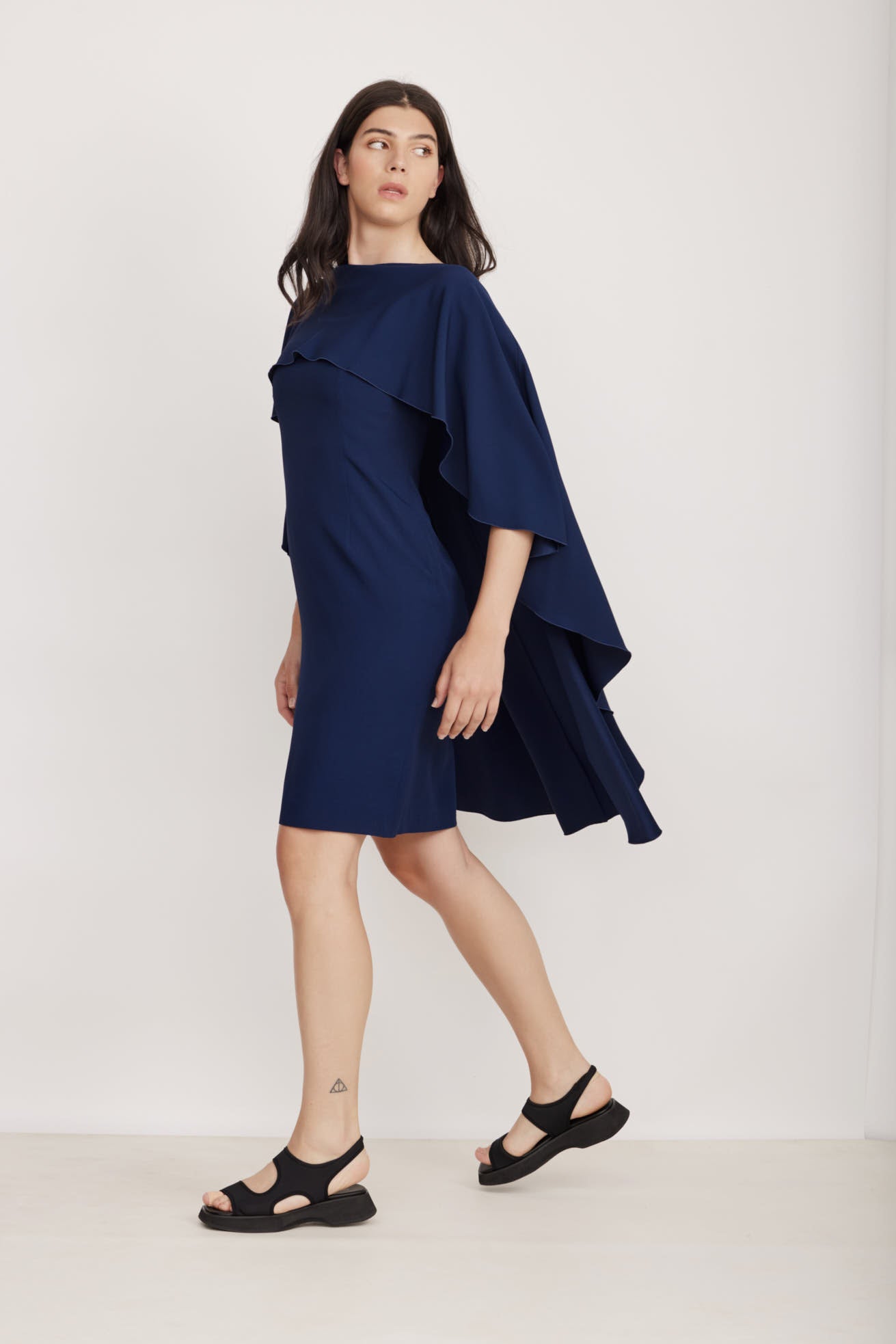 שמלת שכמייה באורך מיני הרכב: 67% אצטט, 33% ויסקוזההדוגמנית בגובה 1.80 ולובשת מידה 42 איטלקית