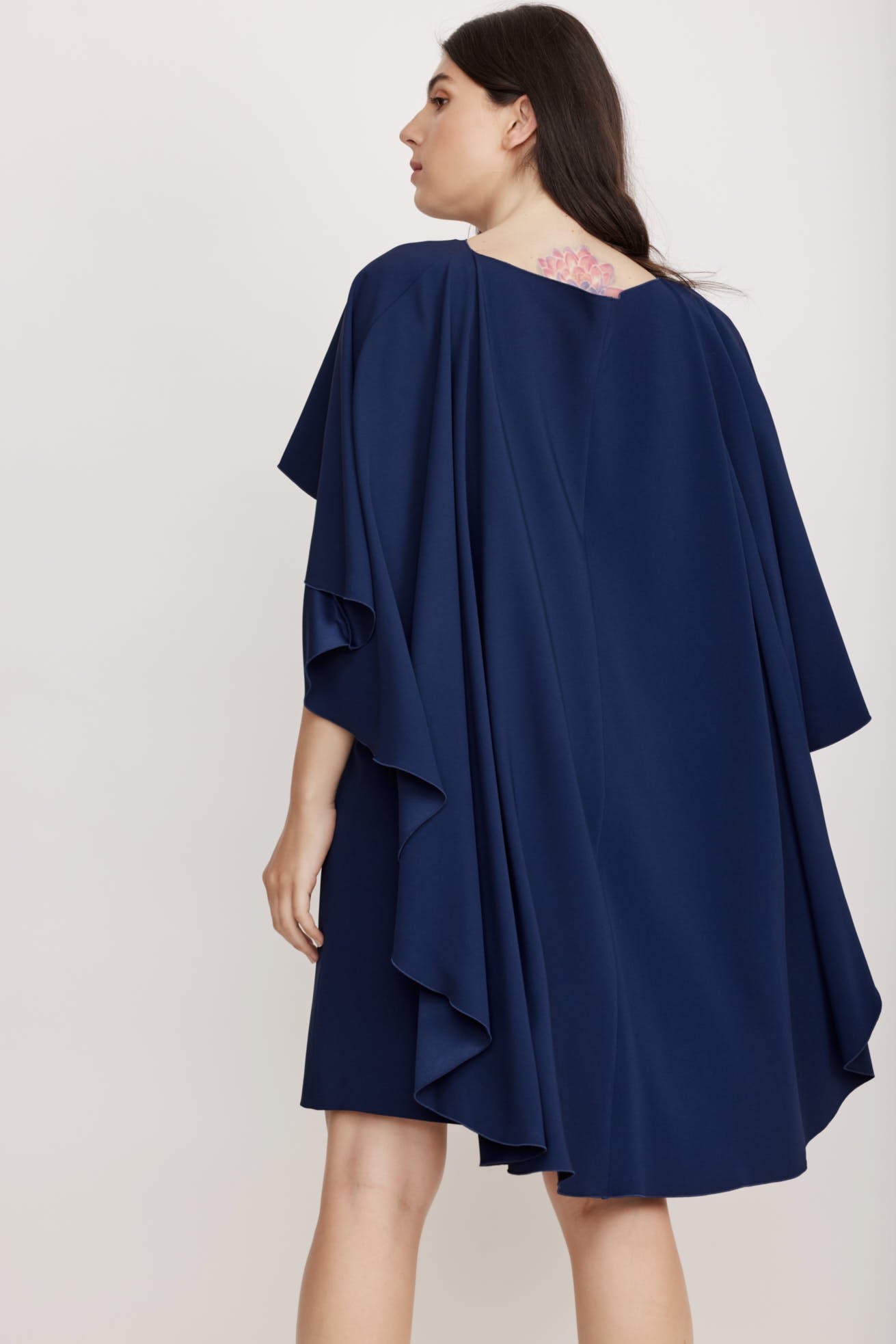 שמלת שכמייה באורך מיני הרכב: 67% אצטט, 33% ויסקוזההדוגמנית בגובה 1.80 ולובשת מידה 42 איטלקית