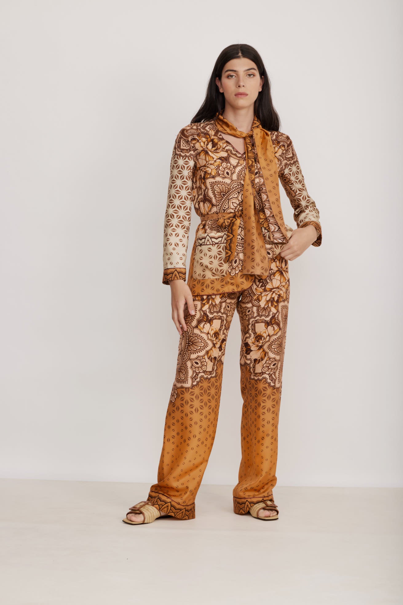 מכנסי משי בגזרה גבוהה עם הדפס גרפי וגומי במותןהרכב: 100% משי; בד משני: 60% אצטט, 40% קופרוהדוגמנית בגובה 1.80 ולובשת מידה 40 איטלקית