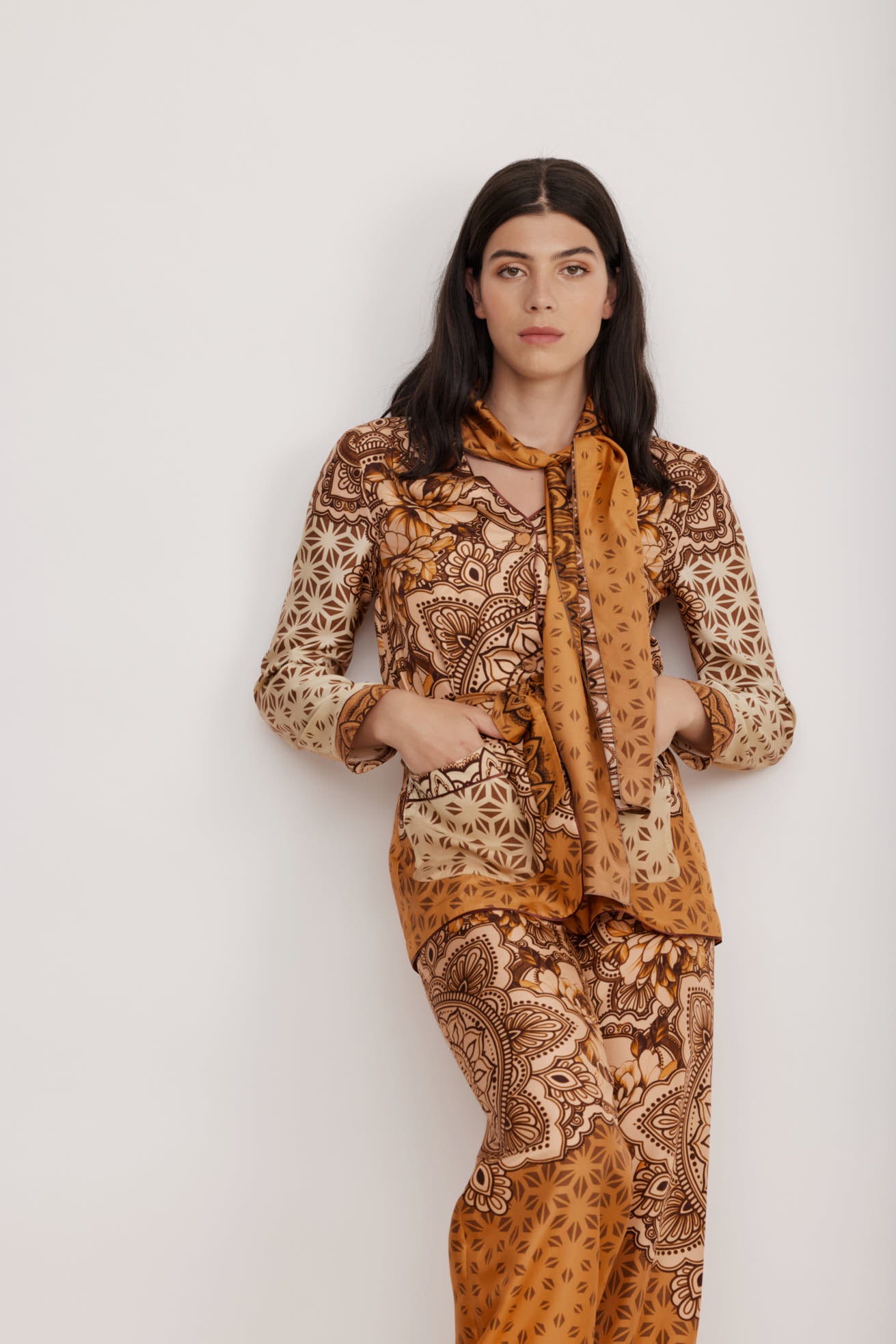 חולצת משי אלגנטית עם כפתורים וצווארון קשירה בהדפס גרפי בתוספת חגורההרכב: 100% משיהדוגמנית בגובה 1.79 לובשת מידה 40 איטלקית