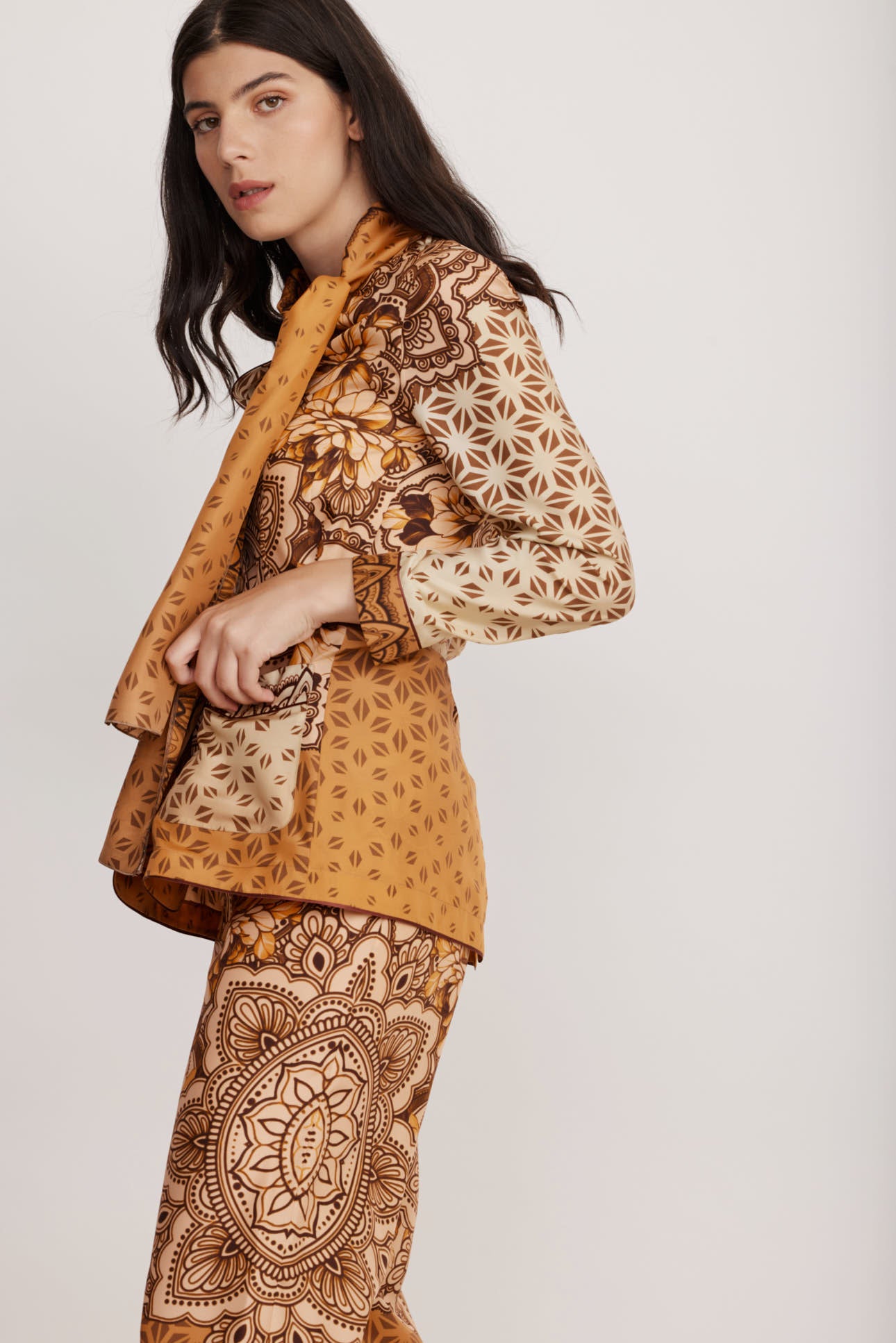 חולצת משי אלגנטית עם כפתורים וצווארון קשירה בהדפס גרפי בתוספת חגורההרכב: 100% משיהדוגמנית בגובה 1.79 לובשת מידה 40 איטלקית