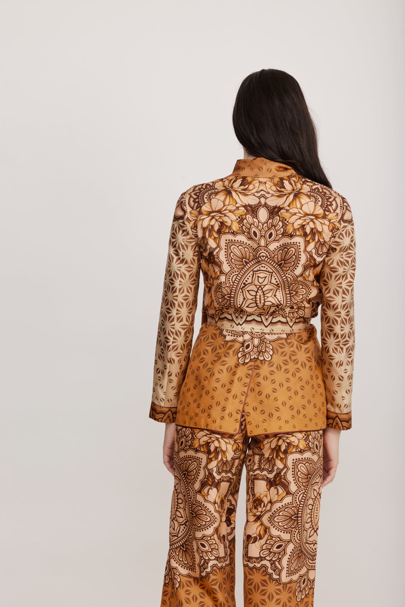 חולצת משי אלגנטית עם כפתורים וצווארון קשירה בהדפס גרפי בתוספת חגורההרכב: 100% משיהדוגמנית בגובה 1.79 לובשת מידה 40 איטלקית