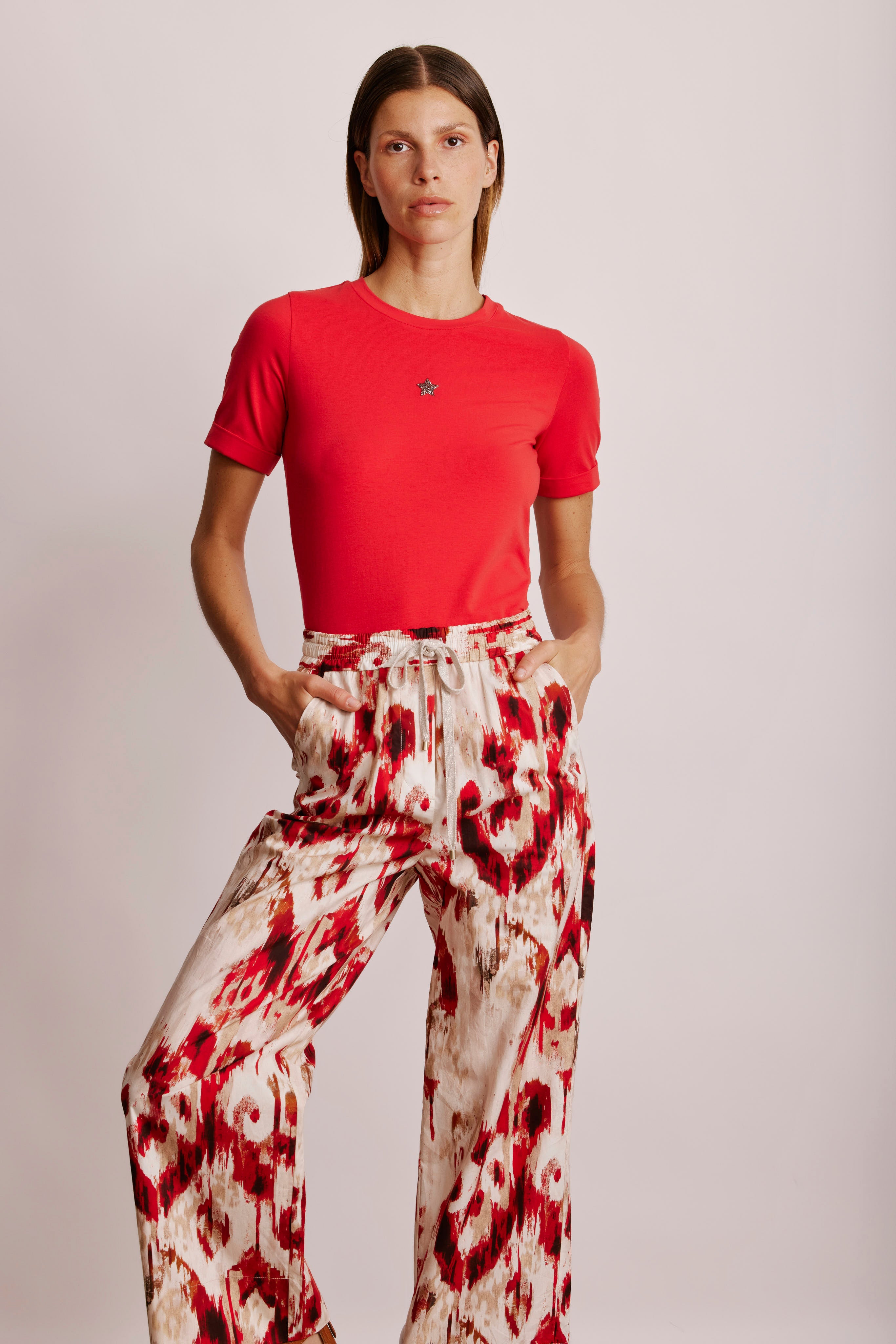 מכנסי כותנה עם הדפס, גומי במותן הרכב: 98% כותנה, 1% פוליאסטר, 1% ויסקוזההדוגמנית בגובה 1.80 ולובשת מידה 40 איטלקית