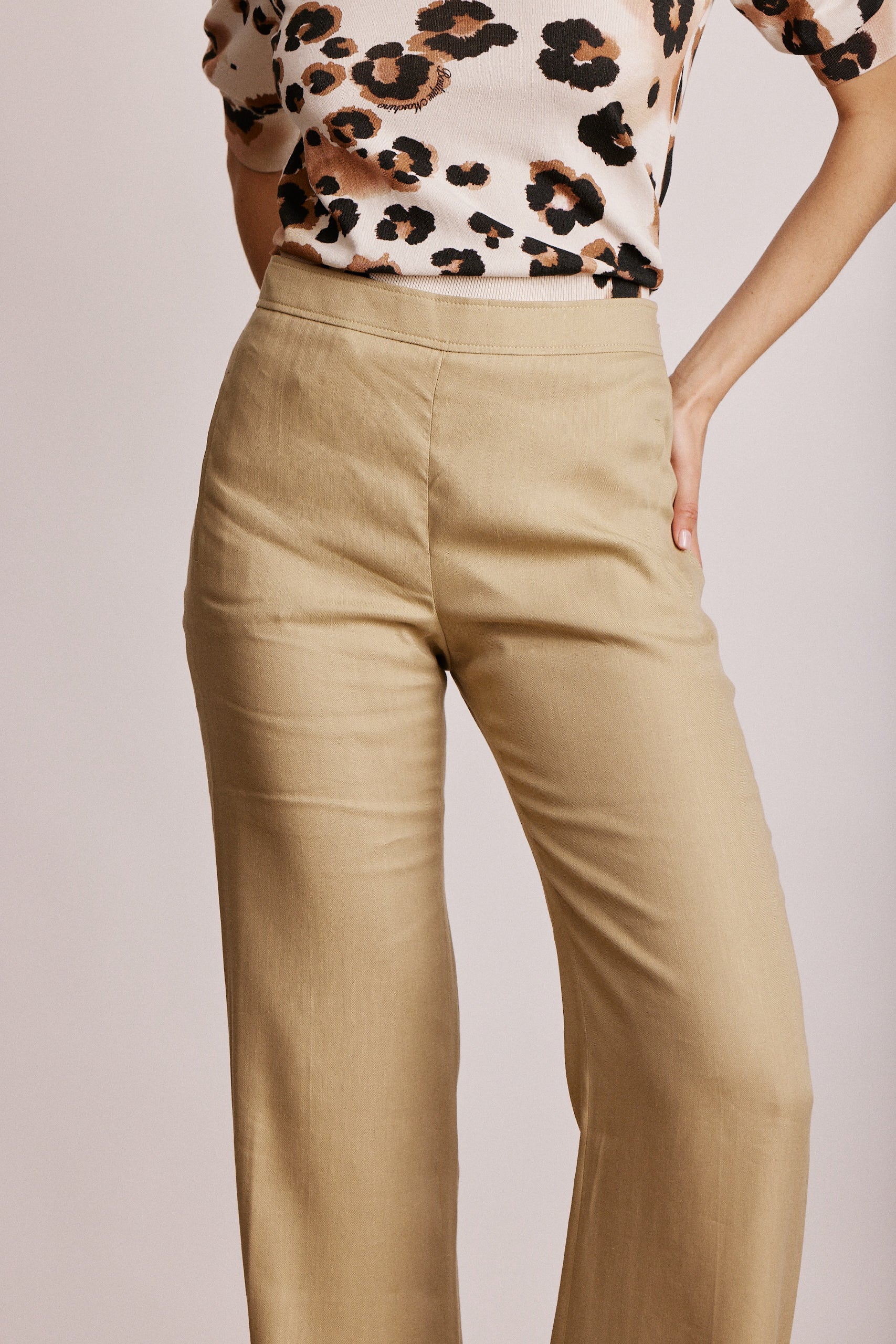 מכנסי פשתן מתרחבים עם שסע בסיומתהרכב: 60% פשתן, 37% ויסקוזה, 3% אלסטןהדוגמנית בגובה 1.80 ולובשת מידה 40 איטלקית