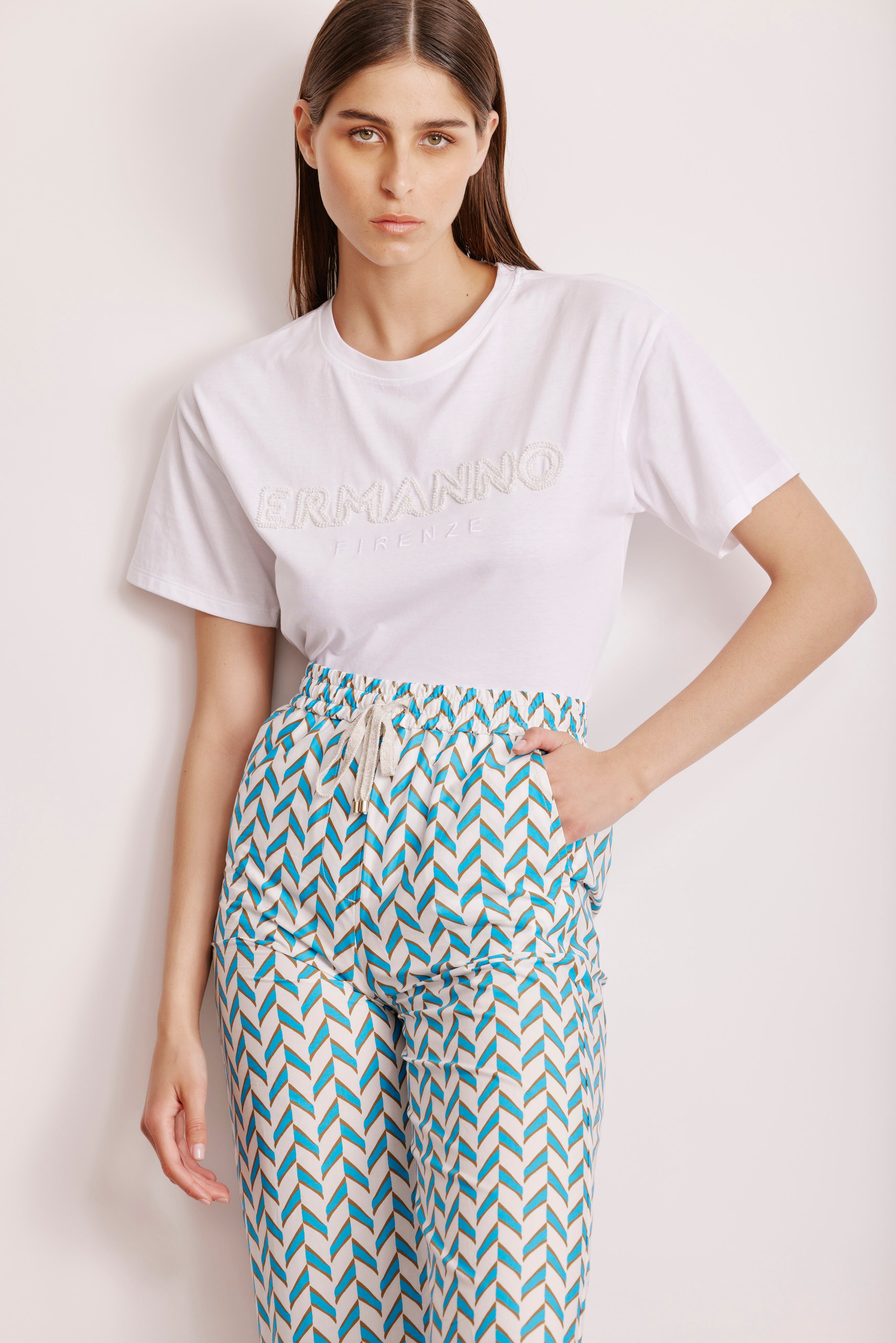 מכנסי כותנה באורך 3/4 עם הדפס גיאומטריהרכב: 96% כותנה, 2% אלסטן, 1% פוליאסטר, 1% ויסקוזההדוגמנית בגובה 1.80 ולובשת מידה 40 איטלקית