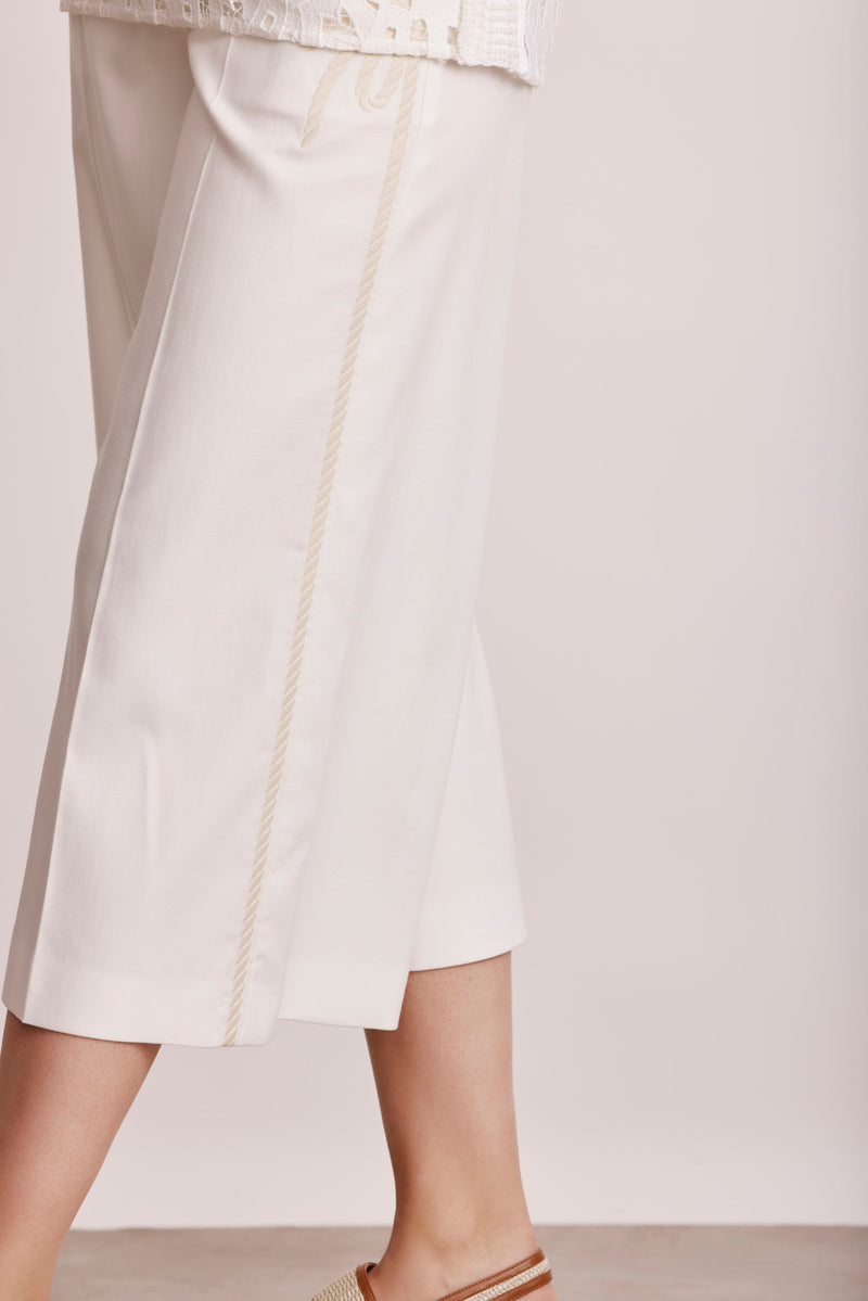 מכנסי חצאית רחבים בצבע לבן אורך מידי עם כיסים ופרינט צידי