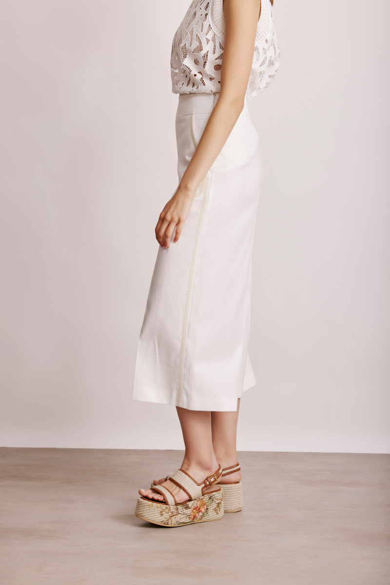 מכנסי חצאית רחבים בצבע לבן אורך מידי עם כיסים ופרינט צידי