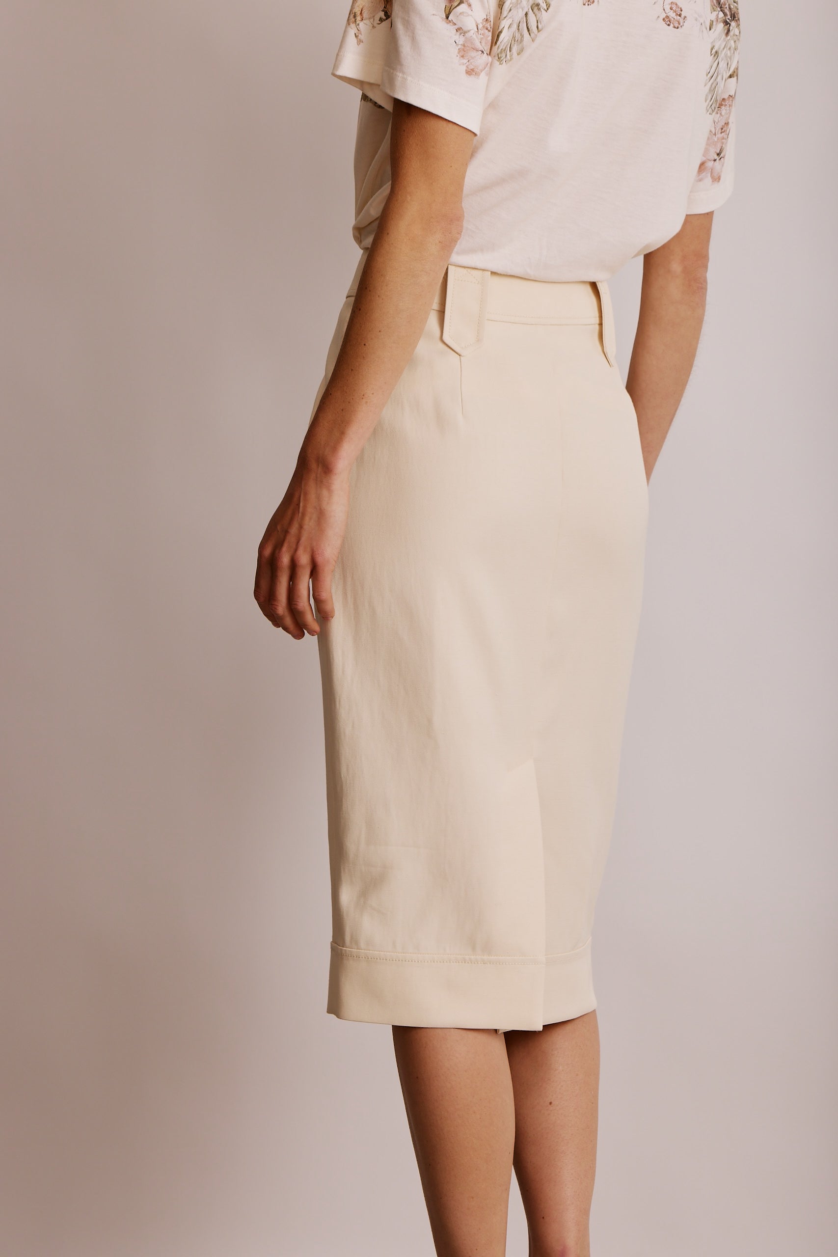 חצאית מחוייטת עם כיסים בגזרה צרההרכב: 85% ויסקוזה, 15% פשתןהדוגמנית בגובה 1.80 ולובשת מידה 40 איטלקית