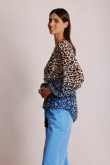 חולצת ויסקוזה אלגנטית שרוול ארוך פרינט מנומר על רקע אוף וייט וכחול