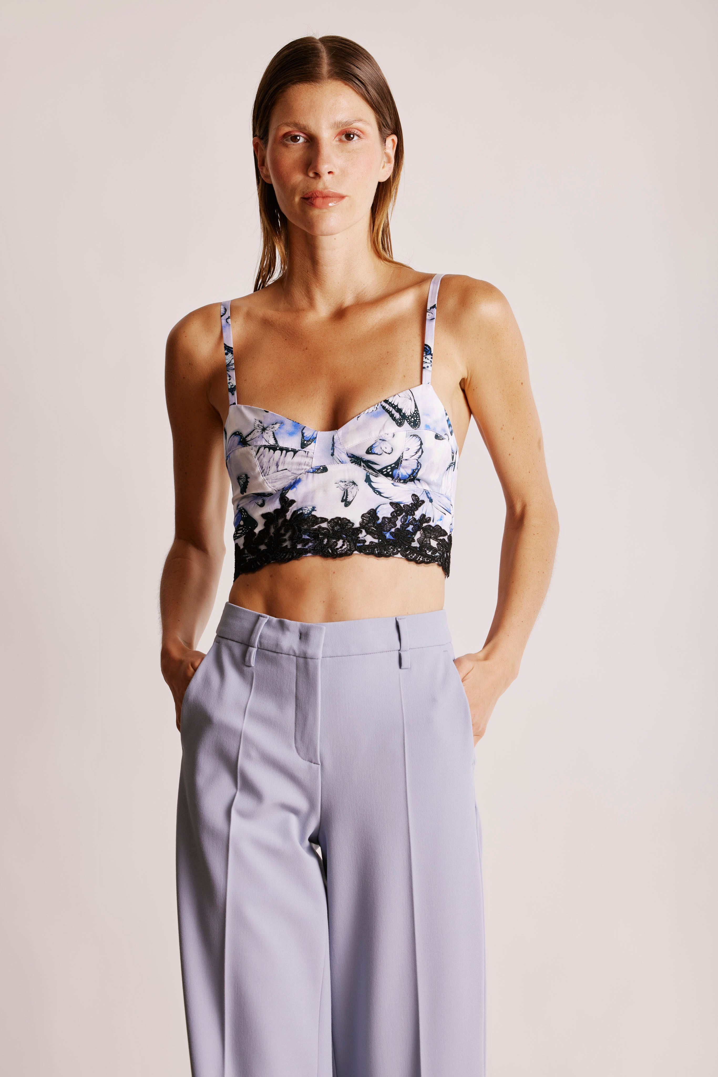 טופ עם הדפס בסיומת תחרההרכב: 100% ויסקוזה; תחרה: 40% פוליאסטר, 33% ויסקוזה, 14% כותנה, 10% פוליאמיד, 3% הרכב בדיםהדוגמנית בגובה 1.80 ולובשת מידה 40 איטלקית