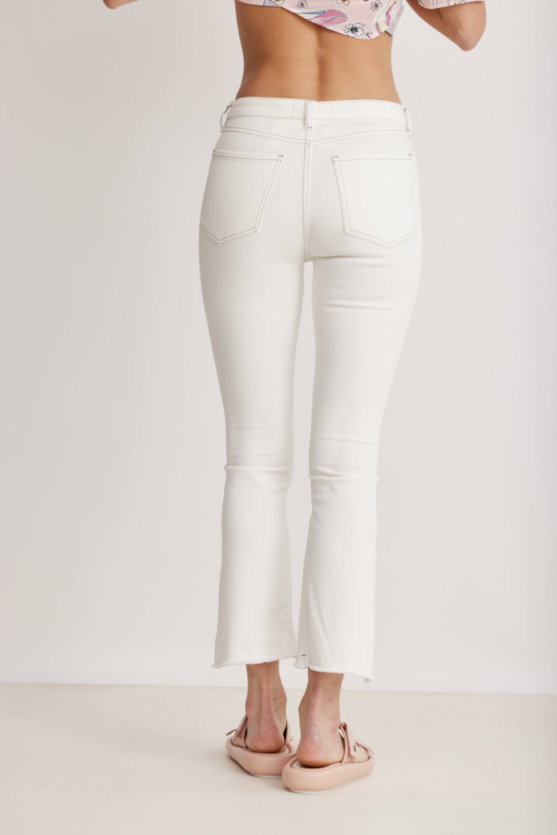 ג'ינס סטייטמנט לבן סיומת בוטקאט א-סימטרית אורך עצם