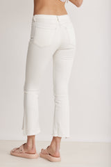 ג'ינס סטייטמנט לבן סיומת בוטקאט א-סימטרית אורך עצם