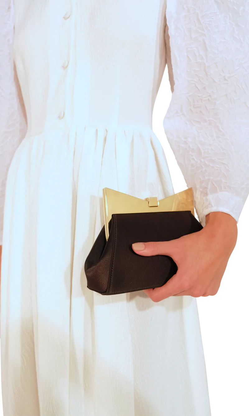 תיק קלאץ' מסאטןהרכב: 100% פוליאסטרמידות התיק: 20 ס"מ רוחב, 15 ס"מ גובה, 7 ס"מ עומק