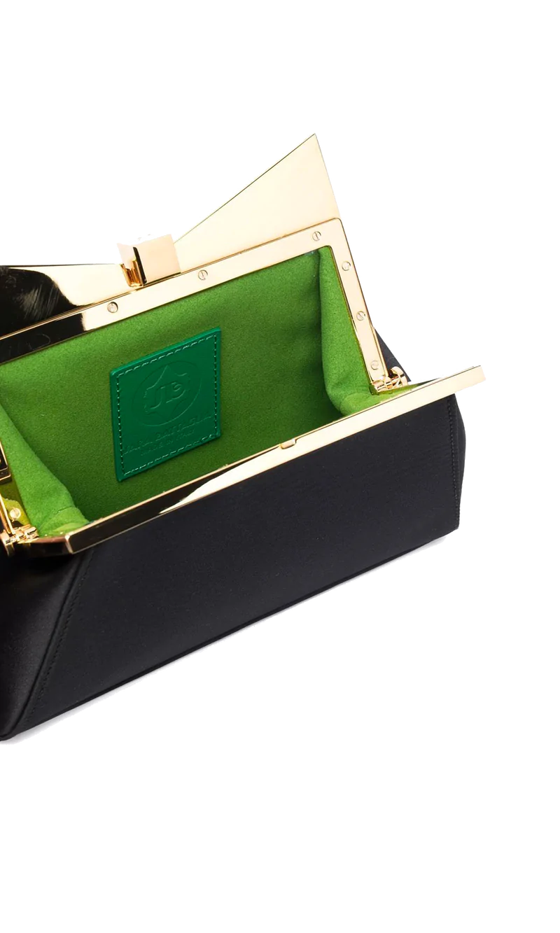 תיק קלאץ' מסאטןהרכב: 100% פוליאסטרמידות התיק: 20 ס"מ רוחב, 15 ס"מ גובה, 7 ס"מ עומק