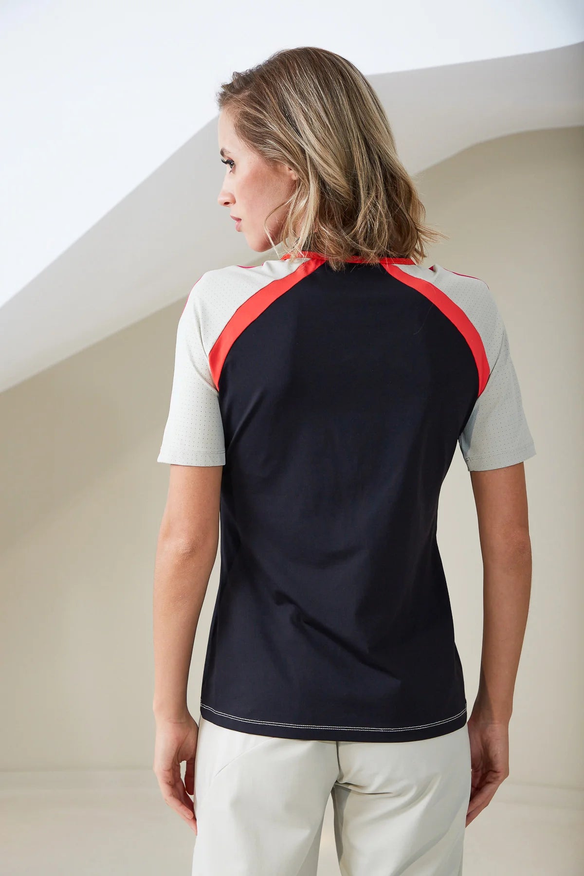 חולצת פולו ספורטיביתהרכב: 95% פוליאמיד, 5% אלסטןהדוגמנית בגובה 1.76 ולובשת מידה 36 אירופאית