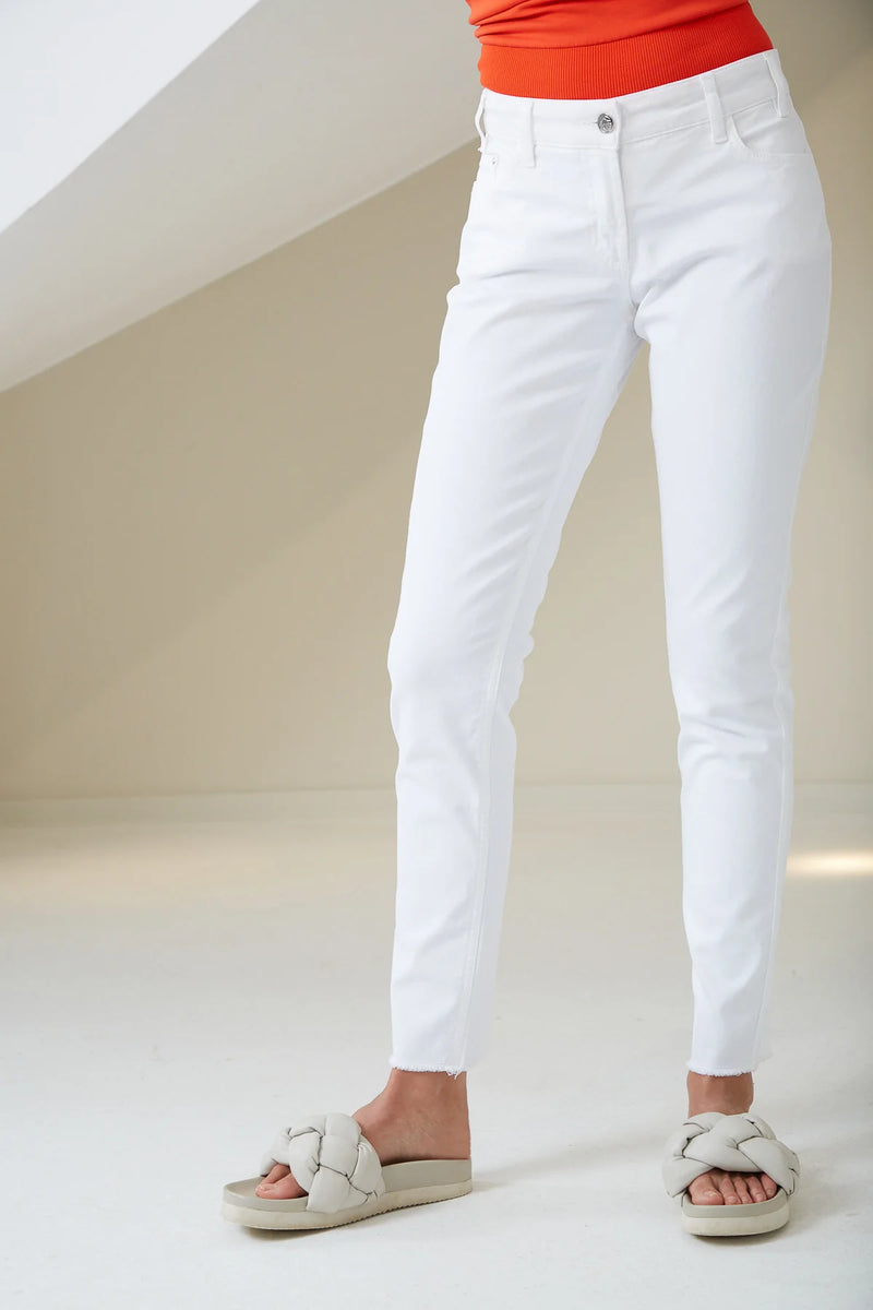 ג'ינס לבן בגזרת סלים פיט סיומת פרנזים
