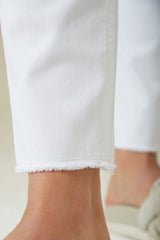 ג'ינס לבן בגזרת סלים פיט סיומת פרנזים