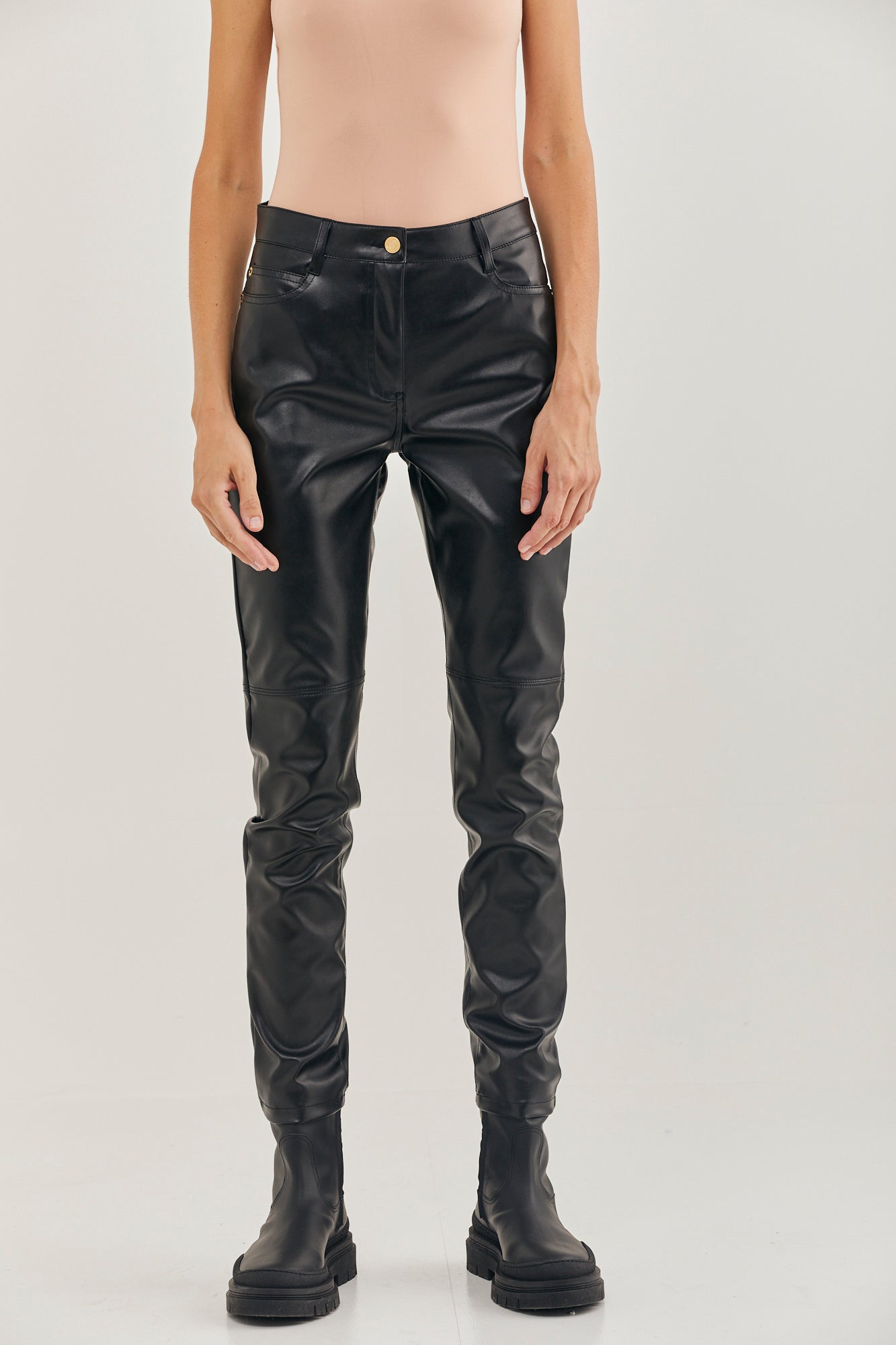 מכנסי עור אקולוגיים בגזרת סלים פיטהרכב: 57% פוליאסטר, 43% פוליאוריטןהדוגמנית בגובה 1.78 ולובשת מידה 40 איטלקית