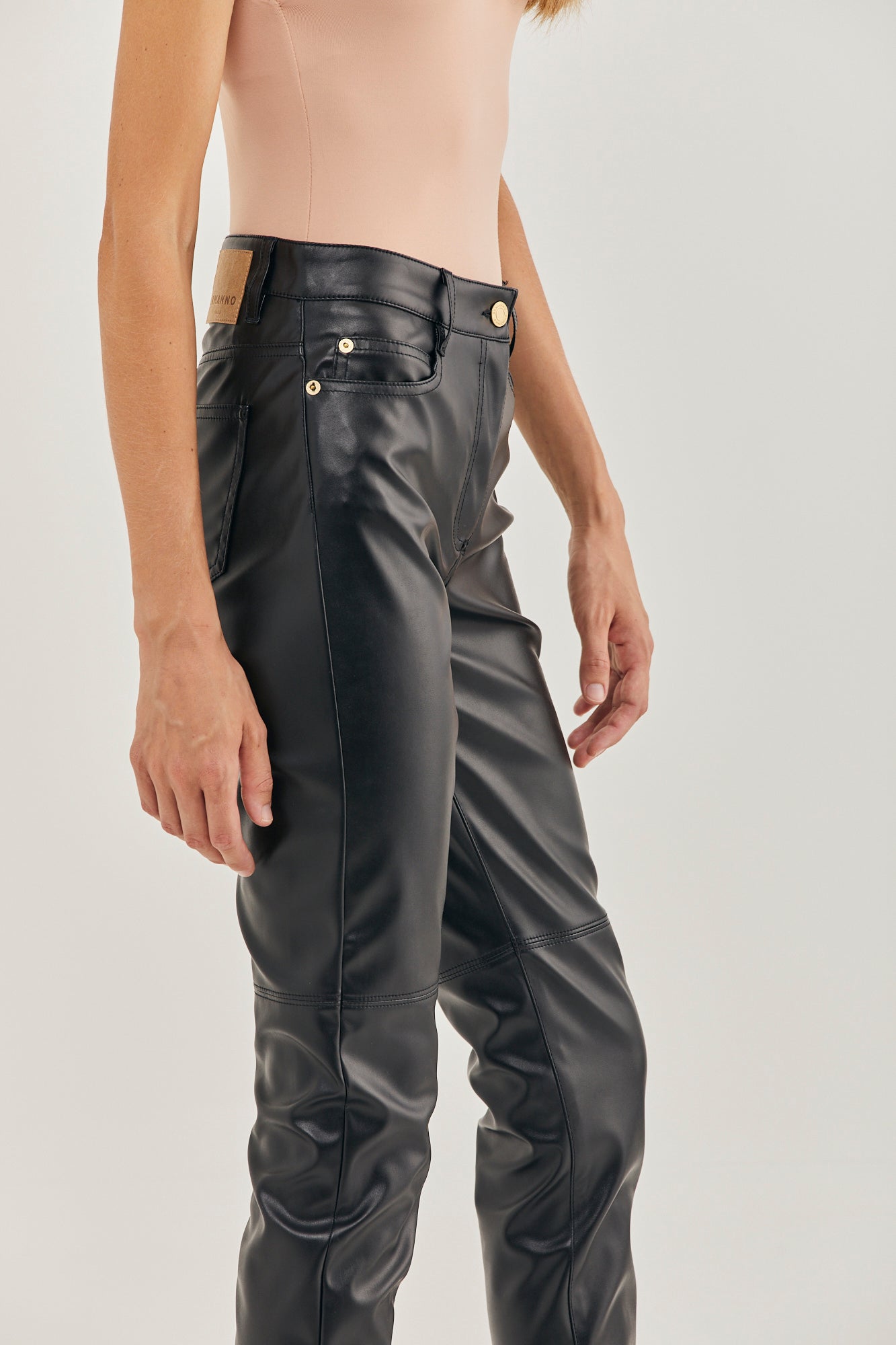 מכנסי עור אקולוגיים בגזרת סלים פיטהרכב: 57% פוליאסטר, 43% פוליאוריטןהדוגמנית בגובה 1.78 ולובשת מידה 40 איטלקית