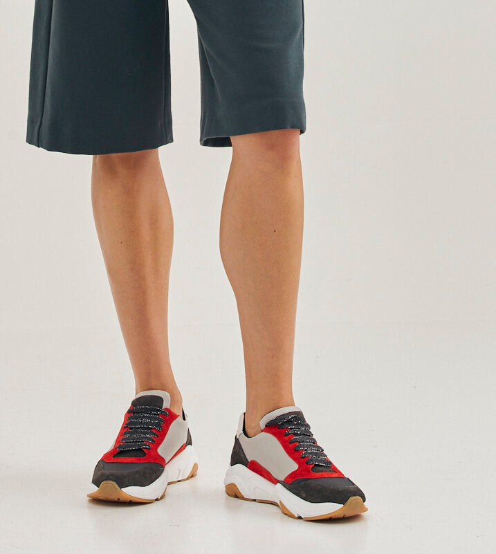 נעלי סניקרס בשילובי צבעיםהרכב: עור בשילוב בד; סוליה: גומי