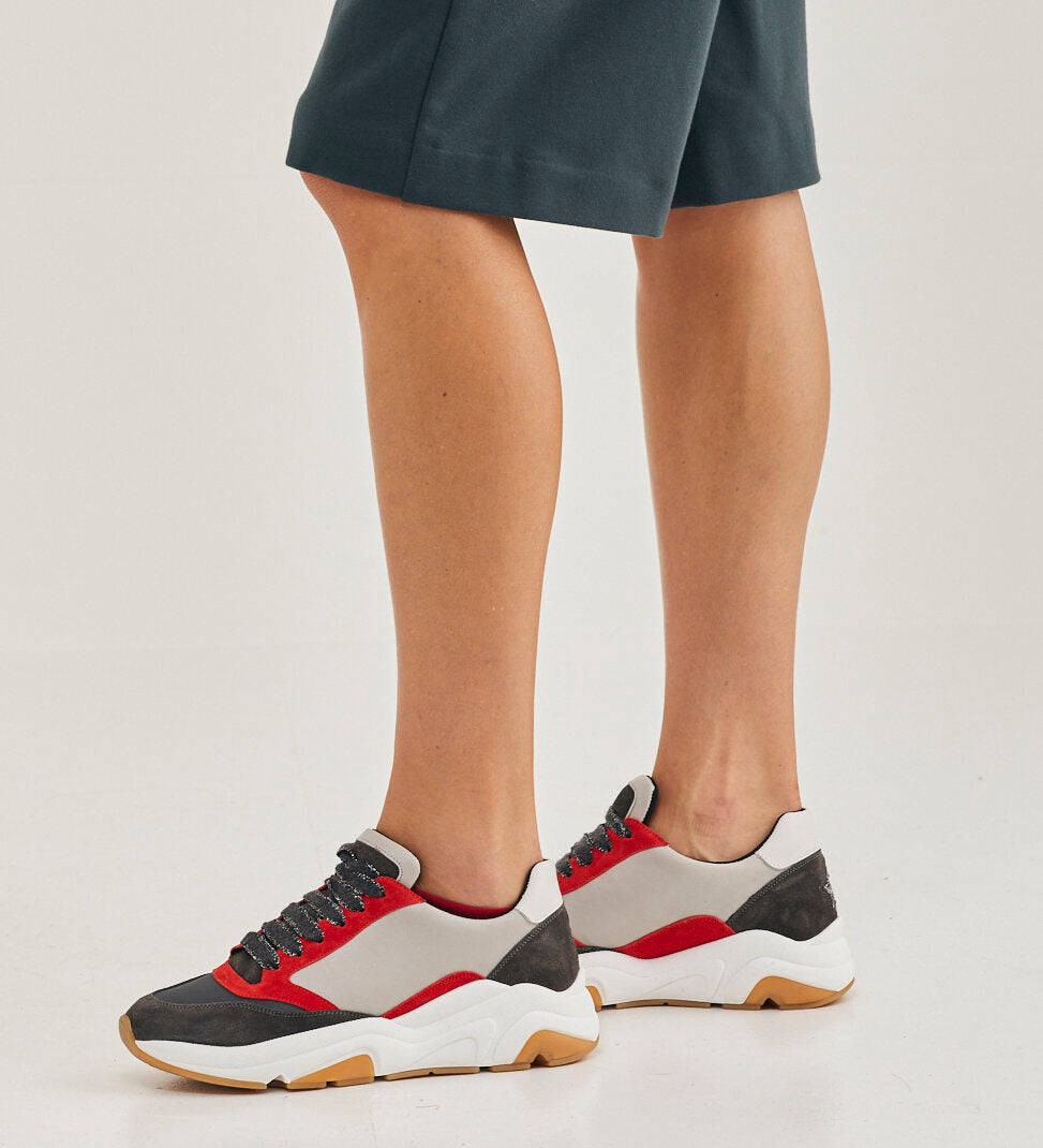 נעלי סניקרס בשילובי צבעיםהרכב: עור בשילוב בד; סוליה: גומי