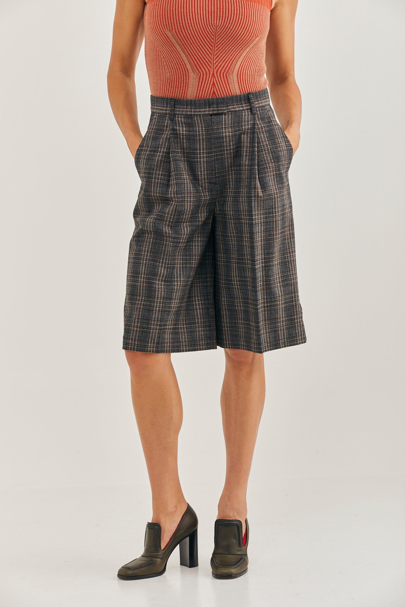 מכנסי ברמודה בגזרה גבוהה עם הדפס משבצותהרכב: 96% צמר וירג'ין, 4% אלסטן; בטנה: 62% אצטט, 38% פוליאסטרהדוגמנית בגובה 1.79 ולובשת מידה 42 איטלקית