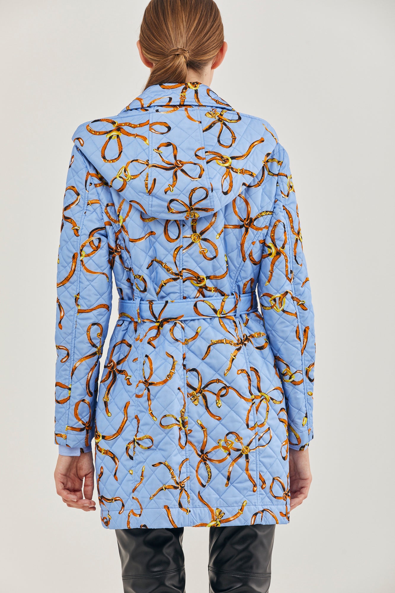 מעיל מקולקציית Boutique MOSCHINO עם הדפס פפיוניםהרכב: 100% פוליאמידהדוגמנית בגובה 1.78 ולובשת מידה 40 איטלקית