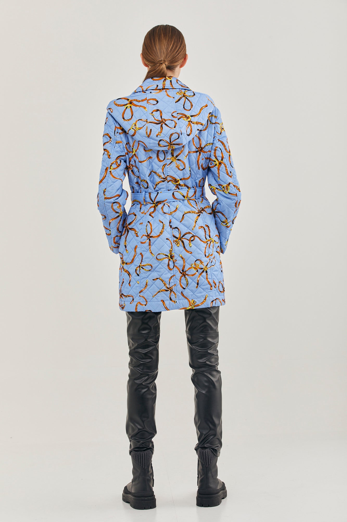 מעיל מקולקציית Boutique MOSCHINO עם הדפס פפיוניםהרכב: 100% פוליאמידהדוגמנית בגובה 1.78 ולובשת מידה 40 איטלקית