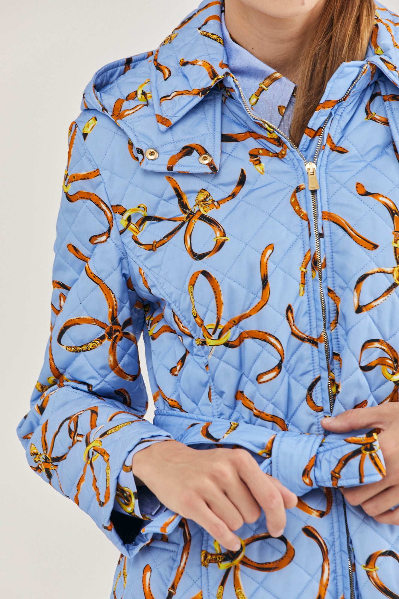 מעיל מקולקציית Boutique MOSCHINO עם הדפס פפיוניםהרכב: 100% פוליאמידהדוגמנית בגובה 1.78 ולובשת מידה 40 איטלקית