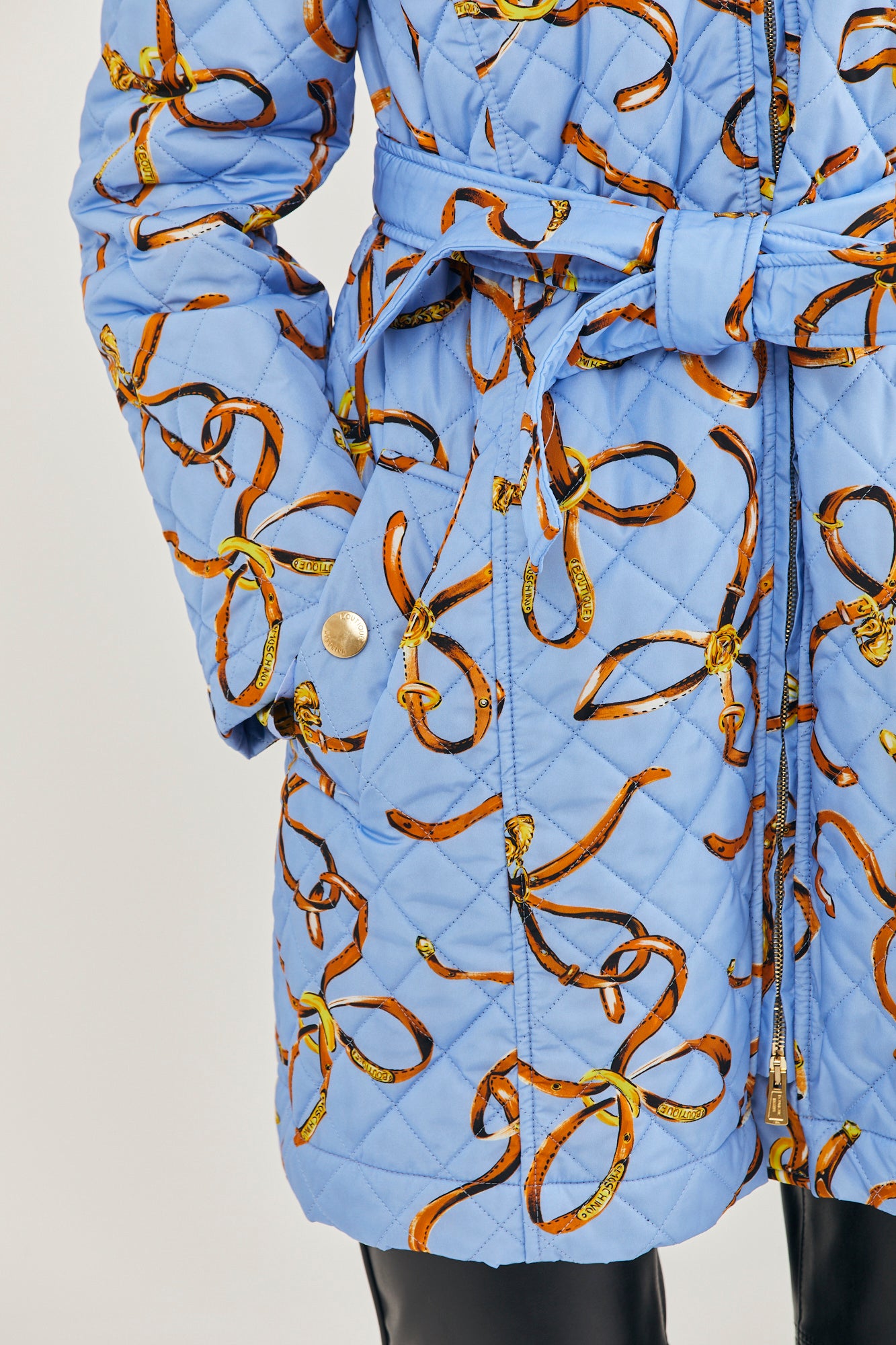 מעיל מקולקציית Boutique MOSCHINO עם הדפס פפיוניםהרכב: 100% פוליאמידהדוגמנית בגובה 1.78 ולובשת מידה 40 איטלקית