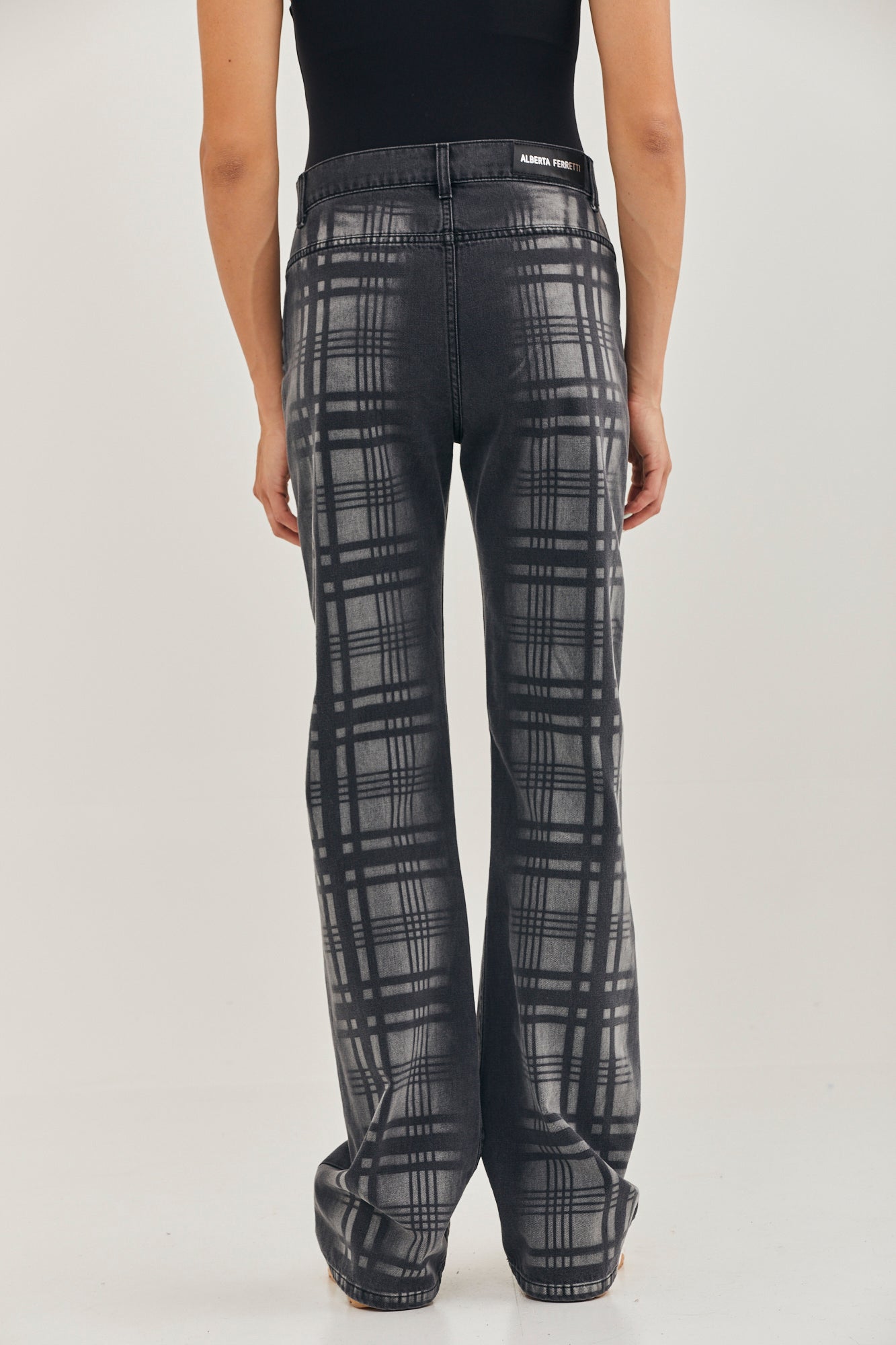 מכנסי ג'ינס מתרחבים עם הדפס משבצותהרכב: 100% כותנההדוגמנית בגובה 1.79 לובשת מידה 40 איטלקית