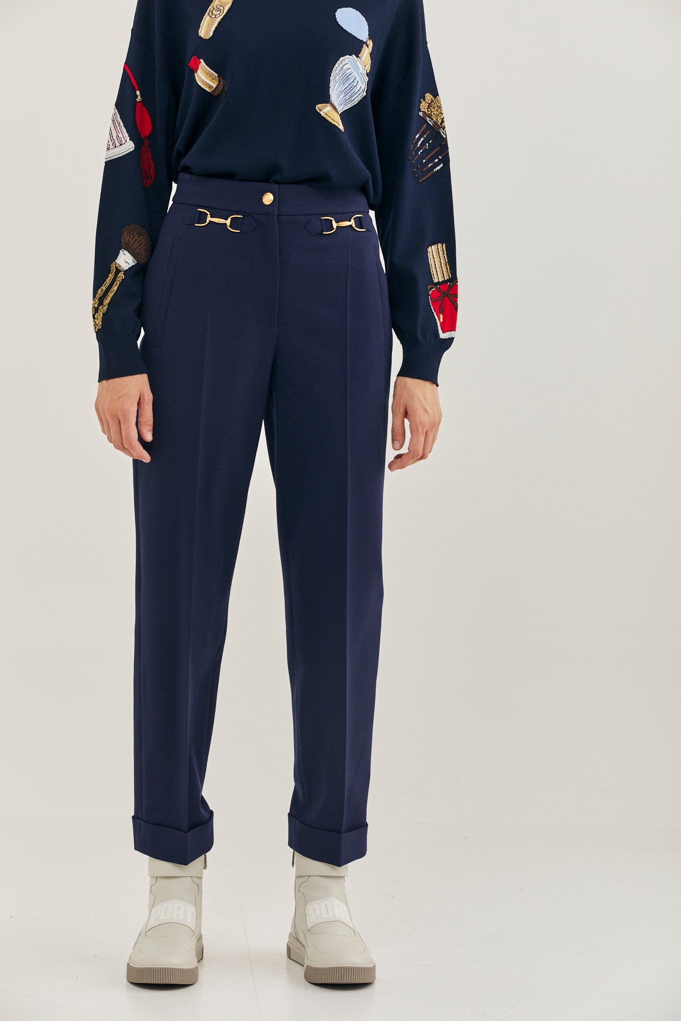 מכנסי צמר מקולקציית Boutique MOSCHINO עם אבזם במותןהרכב: 53% פוליאמיד, 43% צמר, 4% אלסטןהדוגמנית בגובה 1.78 ולובשת מידה 40 איטלקית