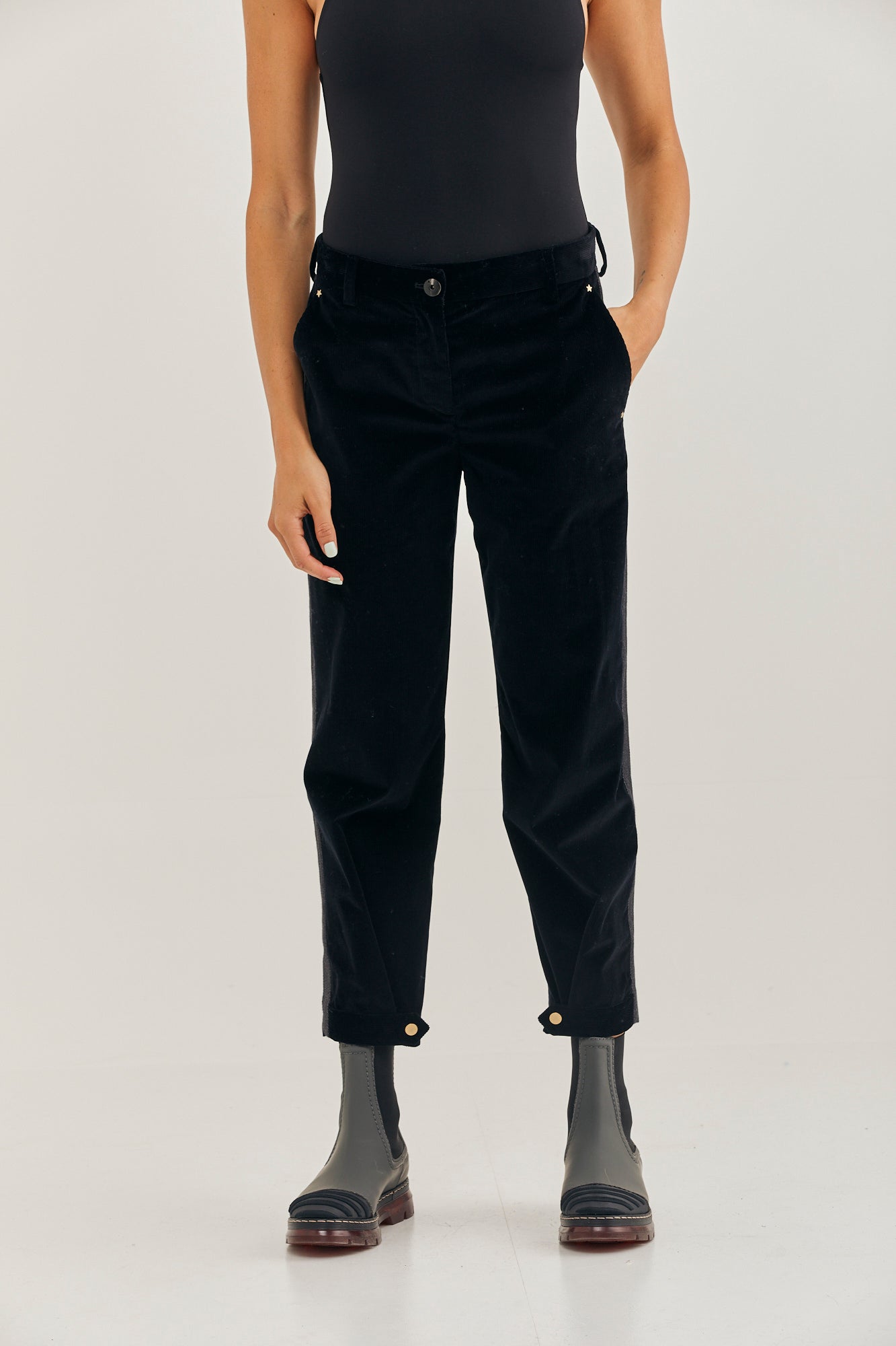 מכנסי צמר בגזרת סלים פיט עם עיטור פס בצדדיםהרכב: 98% צמר וירג'ין, 2% אלסטן; בד משני: 62% אצטט, 38% פוליאסטרהדוגמנית בגובה 1.79 ולובשת מידה 42 איטלקית